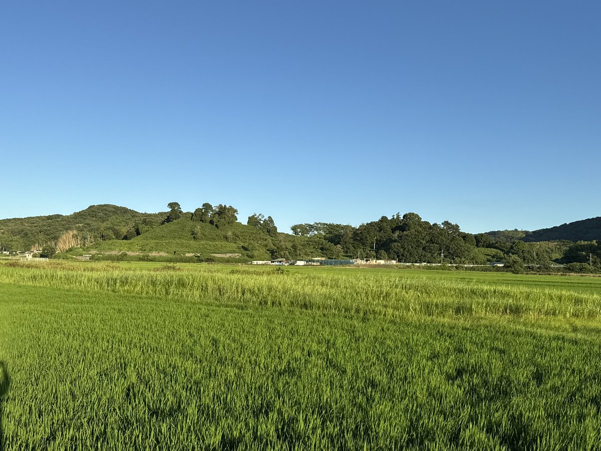 zeroonerising's tweet photo. 岡山の古代なら造山古墳！
全長約350m、全国第4位の巨大前方後円墳で、立ち入れる古墳としては日本最大！実際に墳丘へ登ってその大きさを体感できます！
ちなみに備中高松城の戦いでは毛利方の陣地としても利用され、現在でも戦いの際に築かれた土塁を確認できます！
#岡山の魅力だよらでんちゃん https://t.co/vEBtDoY2aW