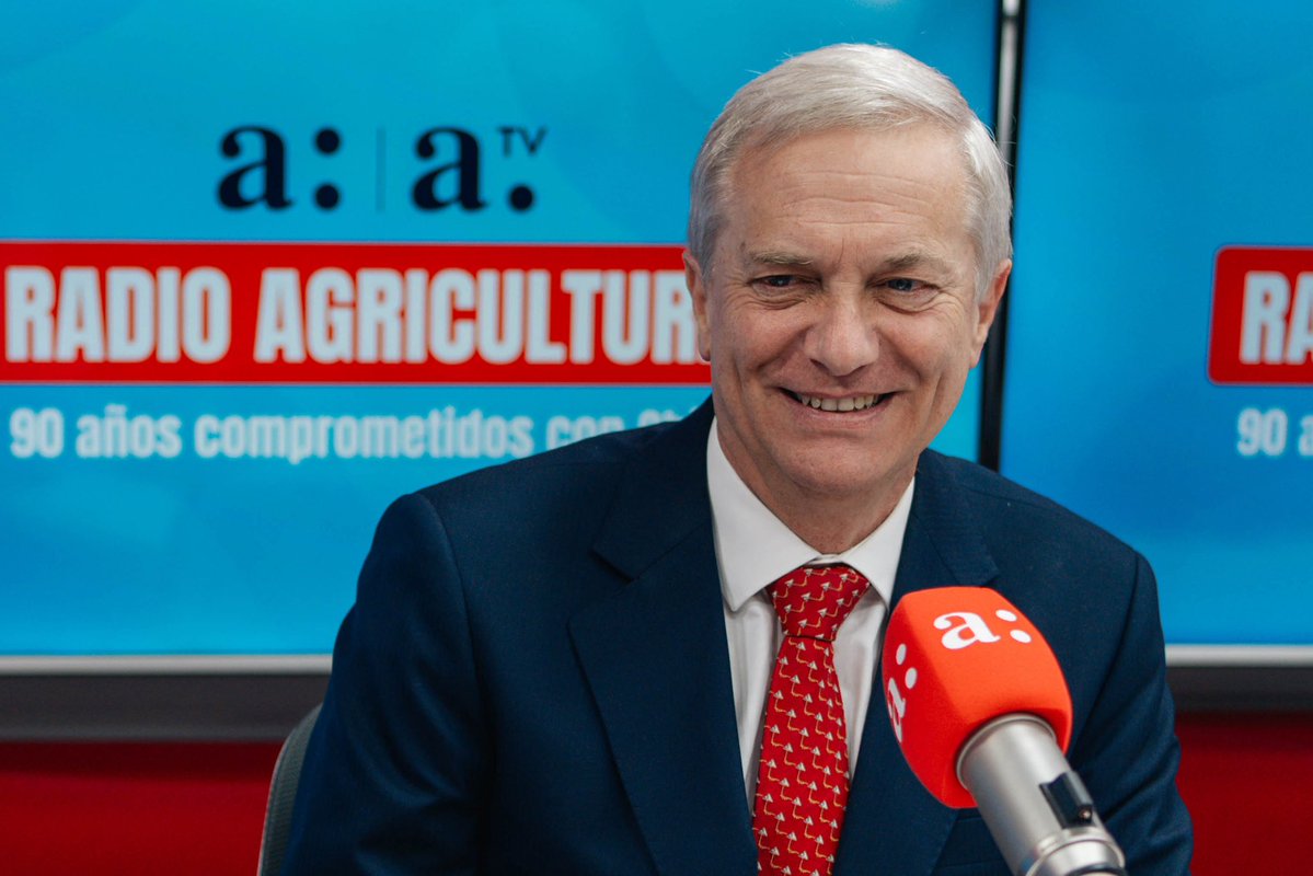 PresidenteKast's tweet photo. Hoy en Radio Agricultura hablamos de los logros de estos seis meses. Un país más seguro, fronteras controladas, orden fiscal y avances legislativos que permitirán reactivar la economía y recuperar el empleo. https://t.co/WzrhqL5fyB