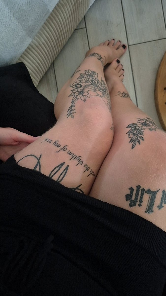 inkedgirlxx_'s tweet photo. J'espère que votre week-end c'est bien passé ? Ici comme d'habitude, pas une minute à moi 🤯
• 23h sur Stripchat 💕
#LundiGambette #sexyfeet #tattoo #offree
@PartageDefiHot https://t.co/ncwsDLtyAT