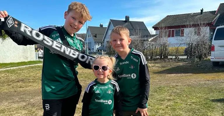 RBKfotball's tweet photo. Les den gripende historien til Rosenborg-supporter Magnus, som ble revet bort fra familien, bare tolv år gammel 🌹

Rosenborg oppfordrer alle som har mulighet til å bidra til spleisen i Magnus' minne 🖤🤍

#alltidmedMagnus

https://t.co/VQGq8y7ply https://t.co/fPqmfJCzqJ