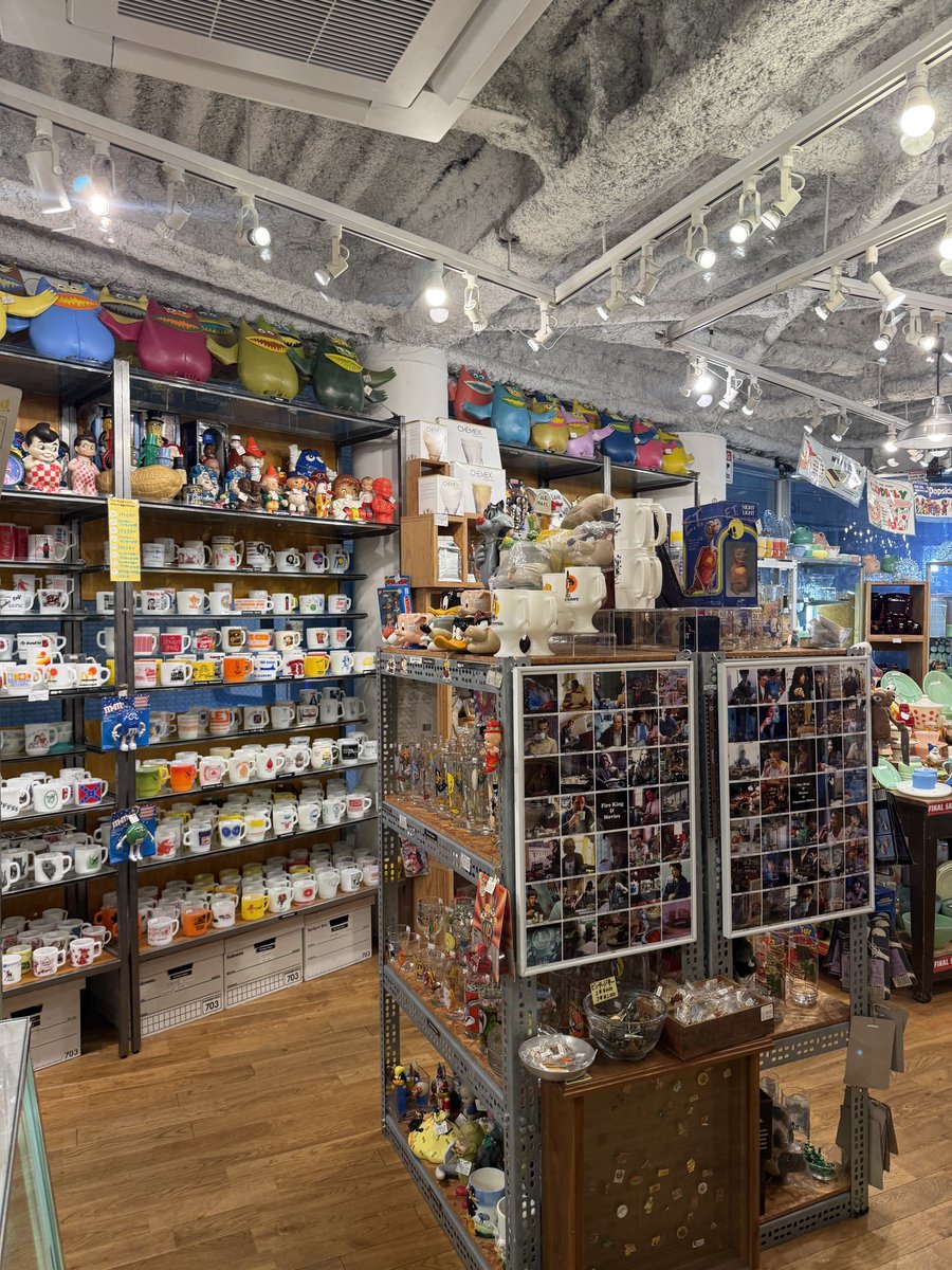 ys__ebifly's tweet photo. 高円寺にあるアメリカンでヴィンテージなお店🇺🇸
めちゃかわいいカップとか食器とかいっぱい置いてあった☕️

DEALERSHIP （ディーラーシップ/ファイヤーキング専門店） https://t.co/eSTzduvYky