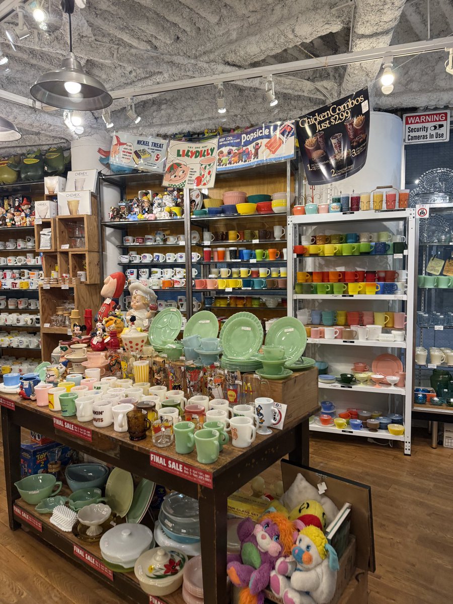 ys__ebifly's tweet photo. 高円寺にあるアメリカンでヴィンテージなお店🇺🇸
めちゃかわいいカップとか食器とかいっぱい置いてあった☕️

DEALERSHIP （ディーラーシップ/ファイヤーキング専門店） https://t.co/eSTzduvYky