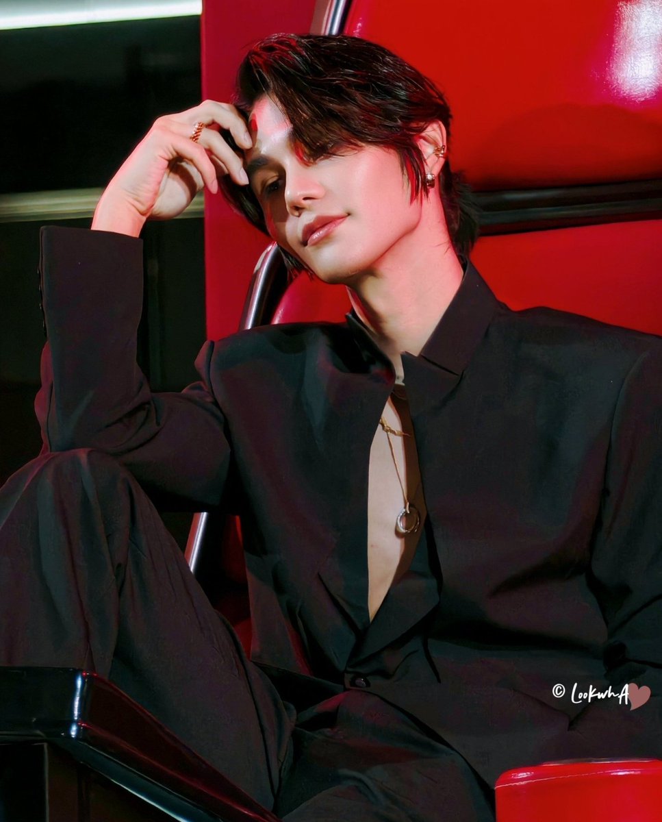 thisiseveve's tweet photo. นั่งแบบควีนซาเตอร์ ควีนนั่งสวยๆอยู่บนบัลลังก์ก็ถูกต้องแล้วนะ https://t.co/zzwU2WEJFG