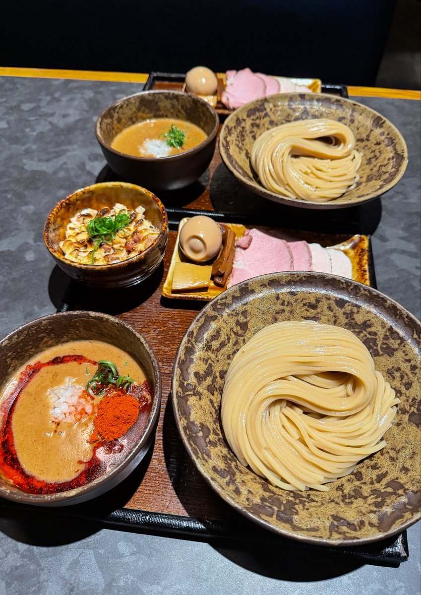 muni_gurume's tweet photo. 池袋でつけ麺食べるなら「遷 sen」
北海道産小麦を使ったもちもち太麺、濃厚な魚介豚骨スープ、辛党向けの特製辛つけ麺まで完成度高め！もちもち太麺につけ汁が絡みまくって最高… https://t.co/CAr5vT4Fy4