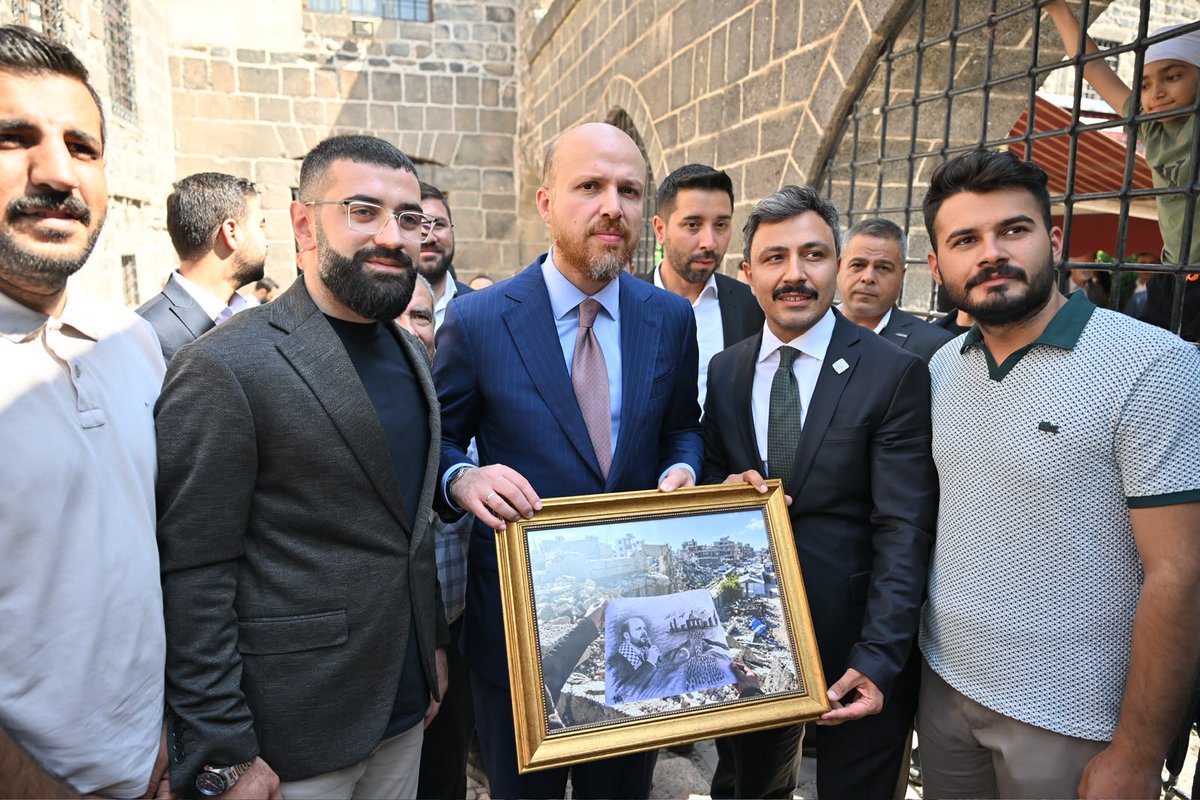 bilalerdoganedt's tweet photo. Necmeddin Bilal Erdoğan, Diyarbakır Suriçi’nde esnaf ve vatandaşlarla bir araya gelerek sohbet etti. https://t.co/K8kxuEAt2u
