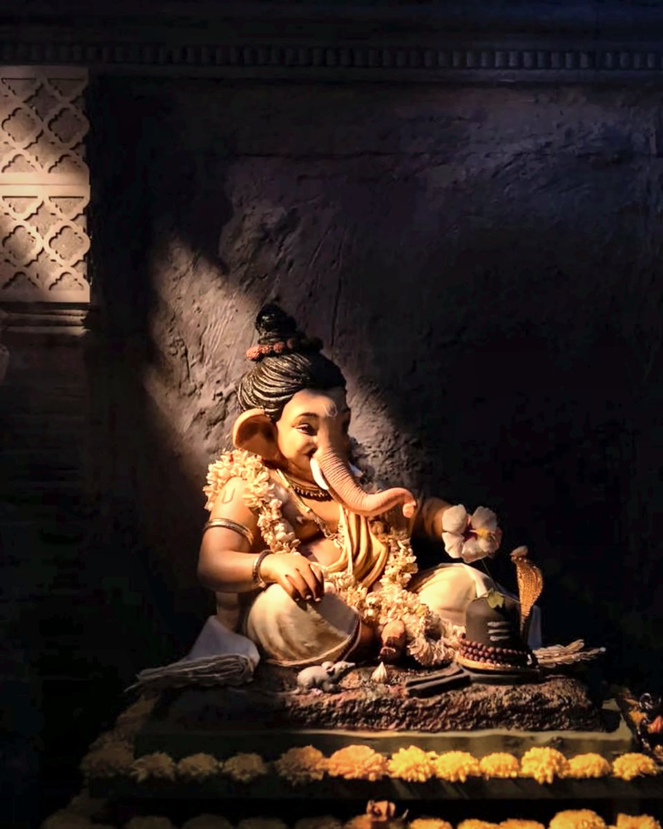 GitaShlokas's tweet photo. Wishing everyone a blessed Ganesh Chaturthi! ❤️🌸 https://t.co/sWrpPu8Wv7