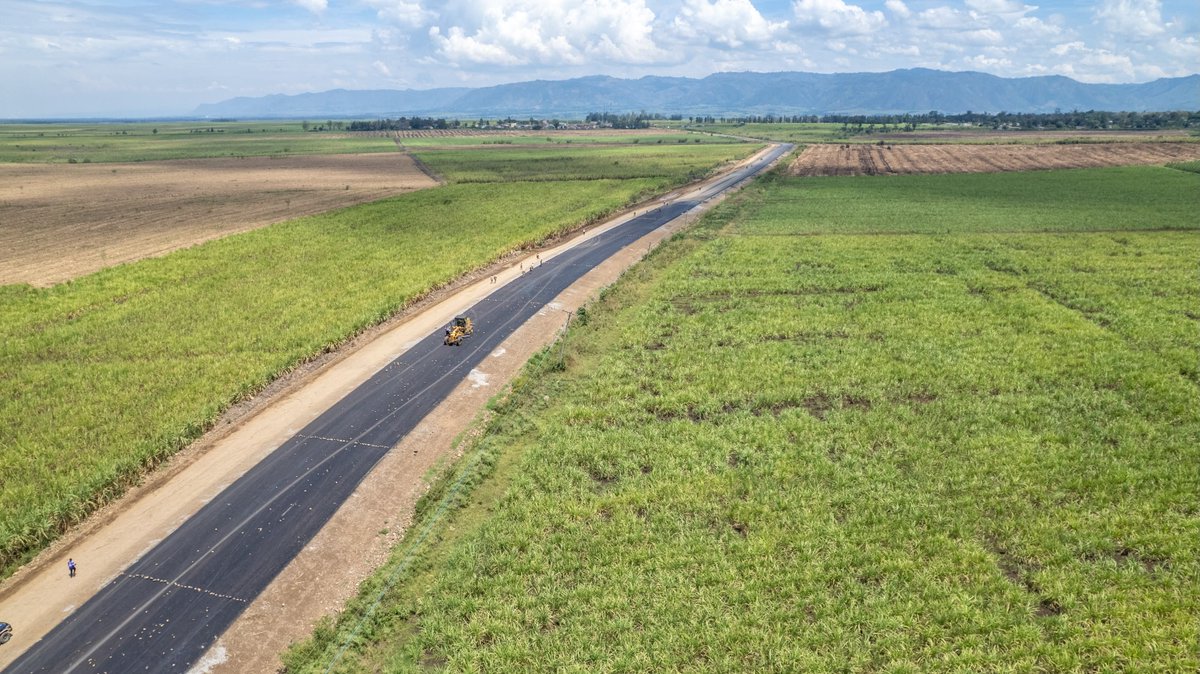 ray_omollo's tweet photo. The President commissioned the Lake Victoria Water and Sanitation Project, expanding access to reliable water and improved sanitation while creating opportunities for local enterprise; launched the 12-kilometre Rabuor–Chiga Road in Nyando, opening up markets, easing transport and strengthening connectivity; and inspected the Mamboleo–Kipsitet Road and Chemelil–Muhoroni Junction Road, key links expected to improve mobility, trade and access to services across the region.
