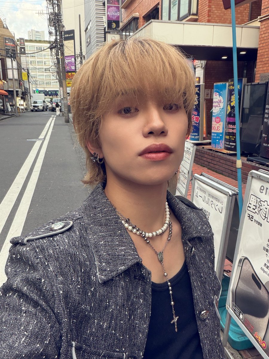 HAZUKI_CCC_V's tweet photo. 前髪下ろすのは嫌いです☠️皆んなは好きだと言ってくれるけど視界が悪くてほぼなにも見えないからです😶‍🌫️
AKTIEは好きです💘たくさんの人が観てくれて皆んな僕たちのステージを応援してくれるからです🥰 https://t.co/0H5D0h5ckM