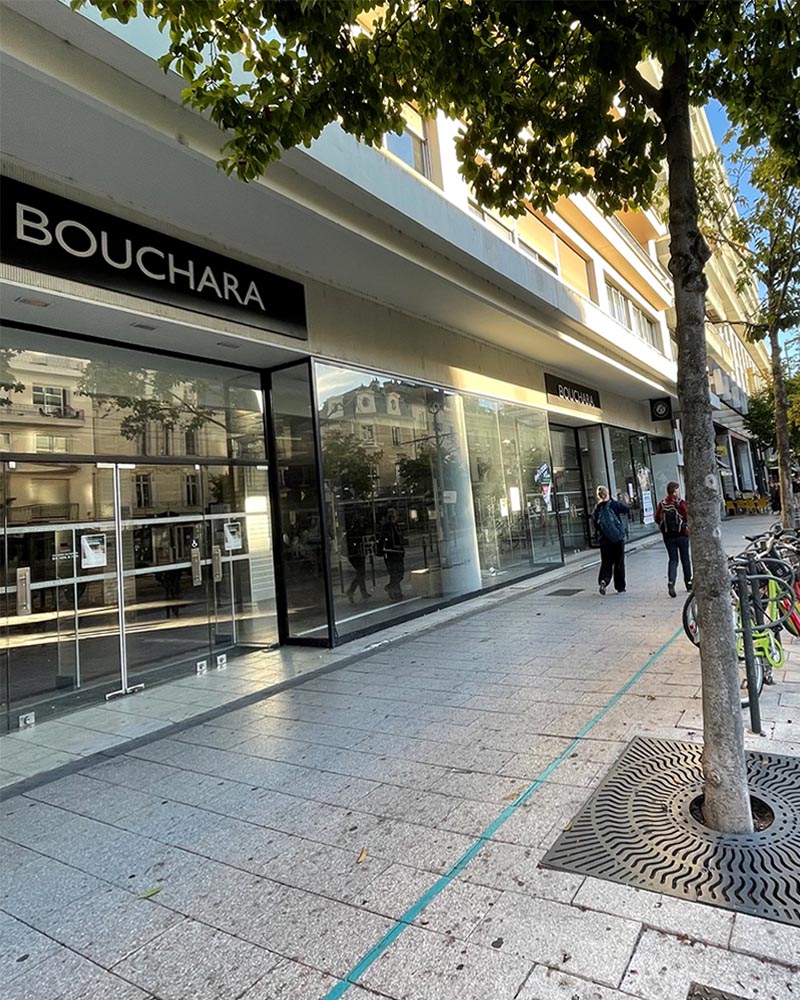 Angers_ALDEV's tweet photo. 🧵 Le 24/10/26, Tissus des Ursules ouvrira son plus grand magasin de France à #Angers. Dans les anciens locaux de Bouchara, l’enseigne déploie un nouveau concept dédié à la décoration, à l'aménagement d'intérieur et à l'art de vivre.
 👉 https://t.co/hGzd7mFPqB

#EcoAngers https://t.co/1sqiSrcBDt