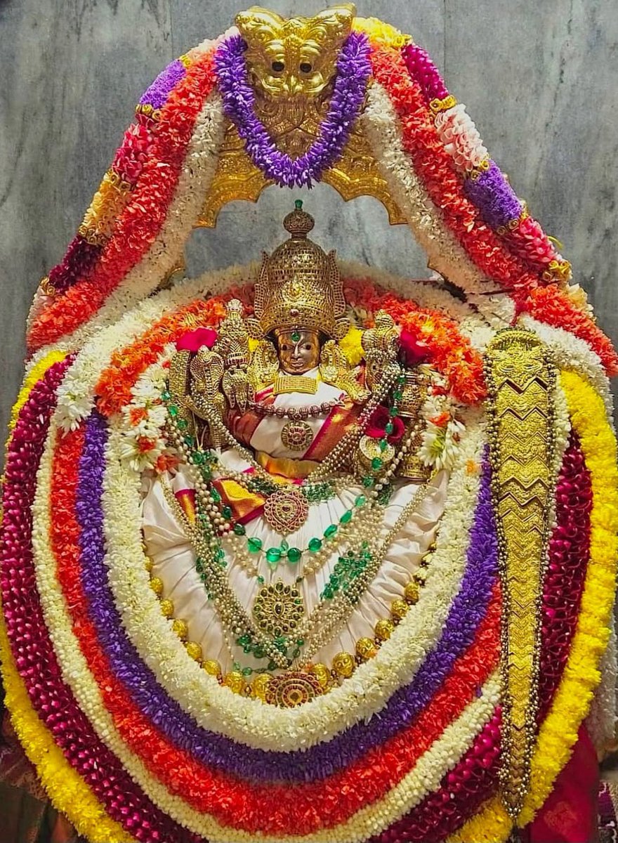 ArunAru391994's tweet photo. "ನಿಮ್ಮ ಜೀವನದ ಜವಾಬ್ದಾರಿಯನ್ನು ನೀವೇ ಹೊರಬೇಕು, ಯಾರೂ ಬಂದು ನಿಮಗೆ ಅನುಮತಿ ನೀಡುವುದಿಲ್ಲ..!!

ತಾಯಿ ಚಾಮುಂಡೇಶ್ವರಿ ಅಮ್ಮನವರು ಎಲ್ಲರಿಗೂ ಒಳ್ಳೆದು ಮಾಡಲಿ ❤️🙏 
#ಕೆಂಡಸಂಪಿಗೆ 💛❤️ https://t.co/sC7opS2ozW