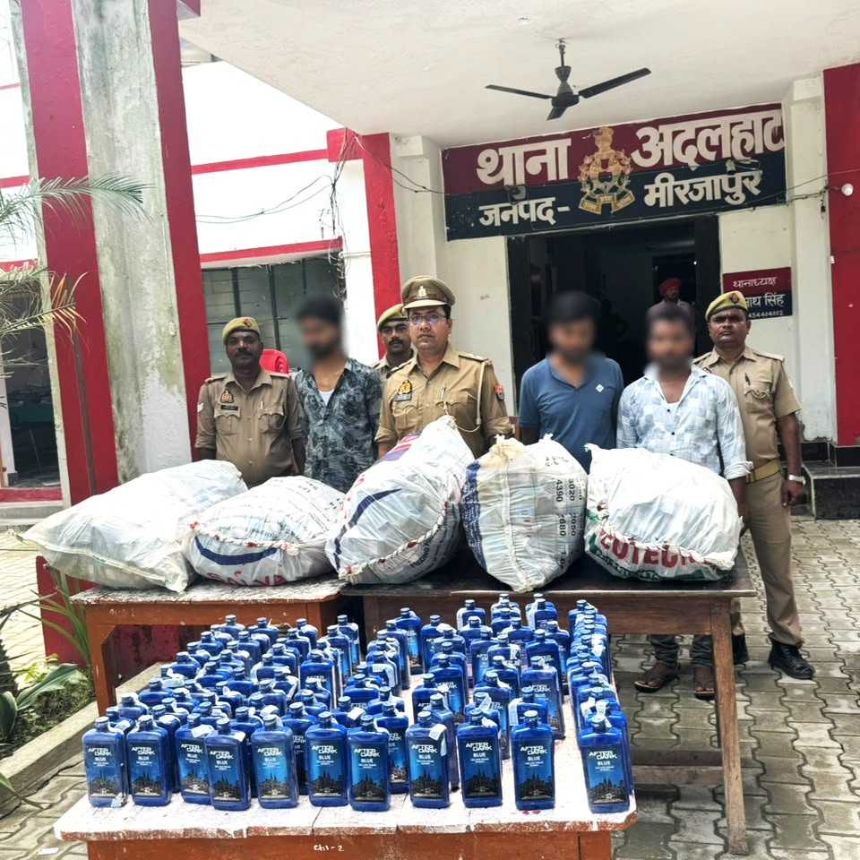 mirzapurpolice's tweet photo. #SP_Mirzapur #अपर्णा_रजत_कौशिक के निर्देशन में थाना अदलहाट, एसओजी/सर्विलांस व आबकारी विभाग की संयुक्त पुलिस टीम द्वारा 02 चार पहिया वाहन में छिपाकर बिहार ले जायी जा रही 1200 शीशी/180ml अवैध अंग्रेजी शराब (अनुमानित कीमत 30 लाख मय वाहन) बरामद, 03 अंतर्राज्यीय शराब तस्कर गिरफ्तार — https://t.co/Nga7OuPnDn