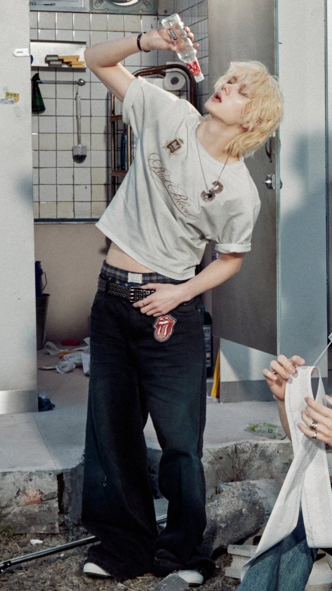 dailyparksungho's tweet photo. this sungho 🫠 his stylist can't go a day without putting him in a croptop https://t.co/awayZ8TcVT