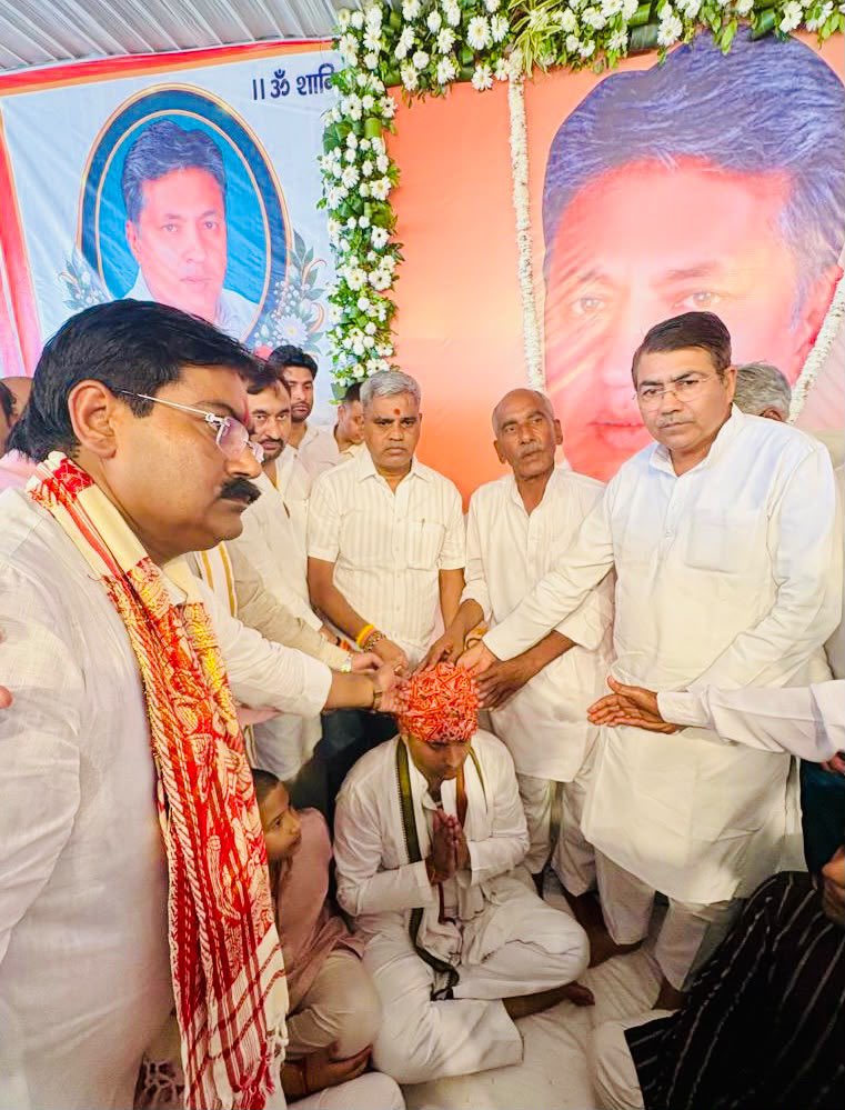 ashwinityagibjp's tweet photo. आज बुलंदशहर में उत्तर प्रदेश सरकार के पूर्व मंत्री एवं मा विधायक (शिकारपुर) श्री अनिल शर्मा जी के आकस्मिक निधन उपरांत आयोजित शोक सभा में सम्मिलित होकर श्रद्धांजलि अर्पित की एवं शोक संतप्त परिवार को सांत्वना दी। https://t.co/6xhjbFoApm