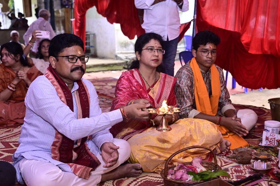 MahalingMukesh's tweet photo. ପଦ୍ମପୁର ସ୍ଥିତ ବାସଭବନରେ ପ୍ରଭୁ ଶ୍ରୀ ଗଣେଶଙ୍କ ପୂଜାର୍ଚ୍ଚନା କରିବାର ସୌଭାଗ୍ୟ ଲାଭ କଲି। 

ବିଘ୍ନହର୍ତ୍ତା ଶ୍ରୀଗଣେଶ ବିଘ୍ନ ନାଶ କରି ସମସ୍ତଙ୍କ ଜୀବନରେ ସୁଖ, ସମୃଦ୍ଧି ଓ ଶାନ୍ତି ଭରିଦିଅନ୍ତୁ। https://t.co/vidPa7Rrm3