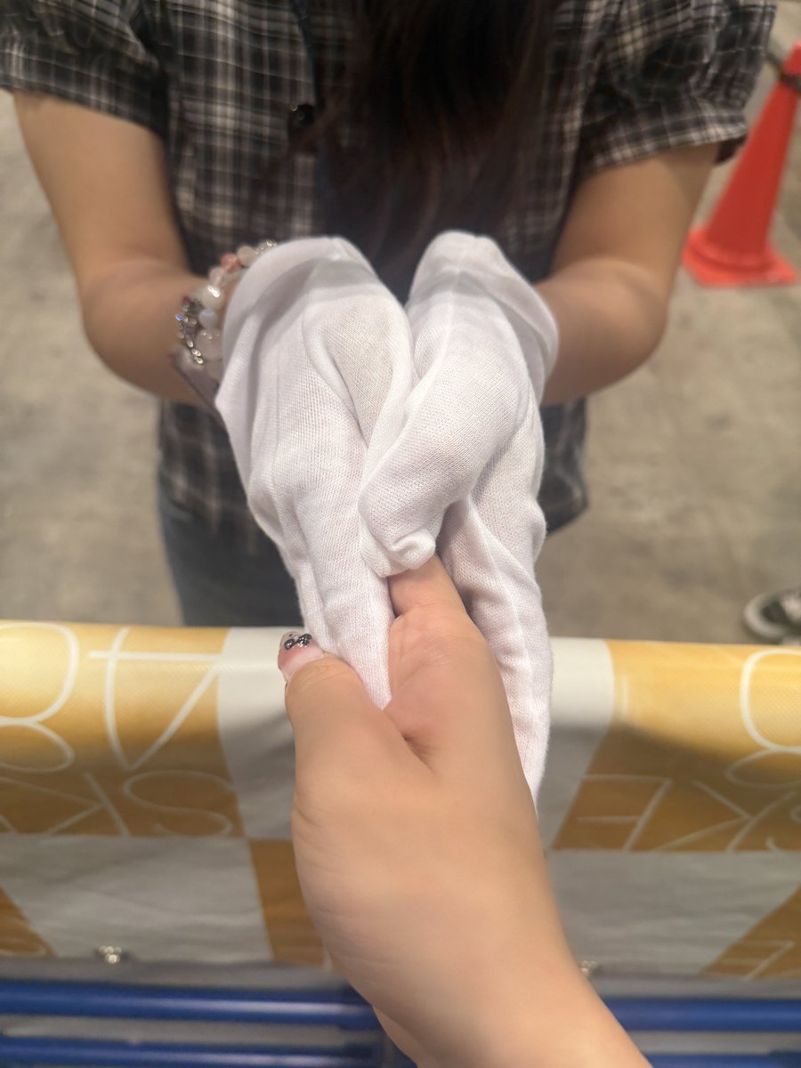 honoka_ske48's tweet photo. 久しぶりに手袋無しで握手会だったんだけど、ヲタクが「推しには触れられない」って逆に手袋してきて不思議な気持ちになった https://t.co/bdKLcsYC6B