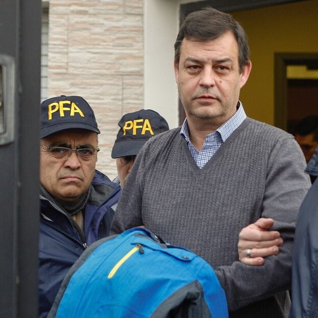 clarincom's tweet photo. EL EX CONTADOR DE LOS KIRCHNER LES SUELTA LA MANO A MÁXIMO Y CRISTINA: “SE DEBE PAGAR POR LO HECHO”

Lectura rápida
El excontador de la familia Kirchner, Víctor Manzanares, aguarda el inicio del juicio por los casos Hotesur y Los Sauces, en el que está acusado junto con Cristina y Máximo Kirchner por presuntas maniobras de lavado de activos. Según su entorno, busca que el proceso avance y sostiene que está dispuesto a asumir lo que determine la Justicia: “Se debe pagar por lo hecho y si afectó a la Nación, aún más”.

“Quiero pagar lo que me corresponde”
Manzanares, que durante años fue hombre de confianza de Néstor y Cristina Kirchner y luego se convirtió en imputado colaborador, reconoce su propia responsabilidad en los hechos investigados. “Quiero pagar lo que me corresponde, si me toca años en prisión, iré preso”, afirmó ante personas de su confianza. También se definió como un “muerto civil”: desde su detención en julio de 2017, y aun después de recuperar la libertad, no volvió a ejercer su profesión.

Cuestionamientos por la demora
El excontador cuestiona la extensión del proceso y sostiene que esa demora le impidió cerrar su situación judicial y reconstruir su vida. Según una persona de su entorno, no le preocupa volver a encontrarse con Cristina y Máximo Kirchner cuando el Tribunal Oral Federal 5 fije la fecha de inicio del juicio.

Sus aportes como arrepentido
Como arrepentido en la causa de los Cuadernos, Manzanares aportó información sobre operaciones patrimoniales de los Kirchner y maniobras de blanqueo vinculadas a Daniel Muñoz. Según declaró, Los Sauces estuvo alquilado por unos US$ 90.000 mensuales y habría generado entre US$ 10 millones y US$ 11 millones de ingresos. Lo calificó como “la gema de la corona” y contó que parte del dinero debía “moverlo y generar blanco”.

(+) en Clarín: https://t.co/TGSw0YSekm
Foto: Víctor Manzanares, contador de los Kirchner, cuando fue detenido en Santa Cruz, en 2017.