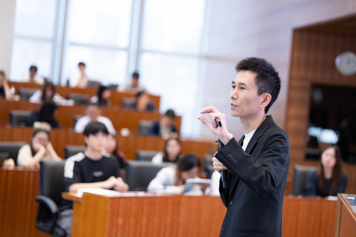 WaterDrop_Inc's tweet photo. Technology should protect more ordinary people. That has been Waterdrop's mission for 10 years.
This belief brought our Founder & CEO @DrPengSHEN back to @HongKongPolyU — where he was officially appointed as an Adjunct Professor and delivered an ESG Leadership Talk on tech-driven social enterprise. 🎓
From AI-powered insurance to major illness fundraising, Waterdrop has proven that business and social impact can go hand in hand.
In a special moment, he presented a @ComuAI_ to Chairman Lam— our latest AI hardware that bridges the gap between conversation and action.
From startup founder to adjunct professor. The journey continues. 🚀