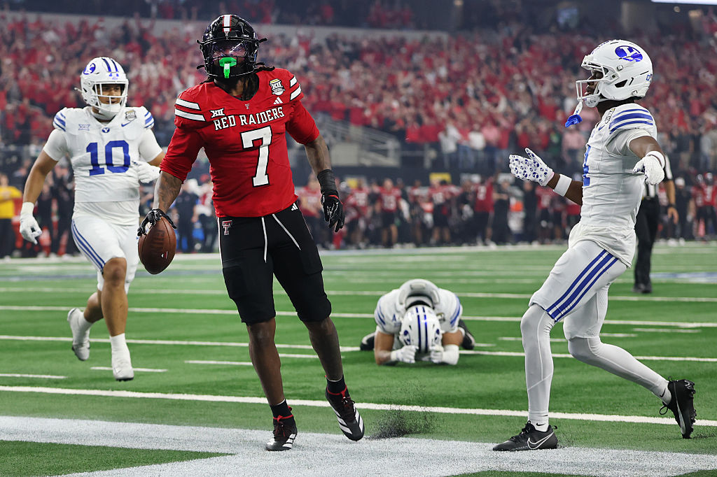 PeteThamel's tweet photo. Sources: Two key Texas Tech players are expected to be game-time decisions for No. 22 Houston on Friday. Tight end Terrance Carter (foot) missed the Oregon State game and EDGE Trey White (knee) hasn't played yet this year. Both will be monitored through the week, as there's a potential for their returns for No. 13 Texas Tech.