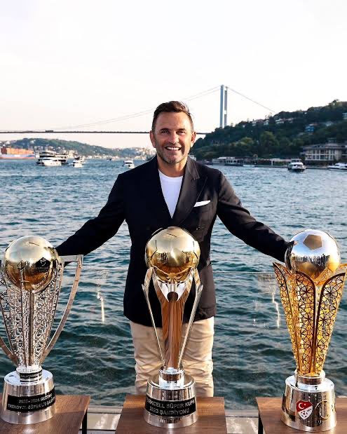 1905ritim's tweet photo. 2000’de Fatih Terim’e yapılanlar, 2026’da Okan Buruk’a yapılıyor.

“Pres dışında oyunu yok.” “A planı dışında B planı yok.”

Hagi olmasa Terim’i görürdük. 

Osimhen olmasa Buruk’u görürüz.

Yıllar geçiyor, isimler değişiyor. 

Zihniyet değişmiyor.

Galatasaray başarılı olunca “Galatasaraylıyım” diyenlerin bir kısmı, başarıyı baltalamak için her şeyi yapıyor.

İmparator 4 yıl üst üste şampiyon oldu, UEFA Kupası’nı kazandı. 

Fiorentina’ya gitmedi ,gitmek zorunda bırakıldı.

Okan Buruk 4 yıl üst üste şampiyon. 

Avrupa’da ilk yıl yoktuk katılamamıştık, sonraki iki yıl vasattı. 

Son yıl iyi performans gösterdik.

Yine aynı oyun oynanıyor.
Galatasaray tarihinde 4 yıl üst üste şampiyonluk sadece 2 kez geldi. 

İkisinde de önü kesilmek istendi. Ve bunu en çok isteyenler “Galatasaraylı” görünenlerdi.

Fatih Terim, UEFA Kupası’yla eleştirilere tokat gibi cevap verdi. 

Tarihe adını altın harflerle yazdırdı.

Fatih Terim’den sonra Galatasaray’ın en başarılı teknik direktörü Okan Buruktur.

Türkiye liginde en çok şampiyonluk: 

Fatih Terim 8 

Okan Buruk 5

Okan Buruk eleştirilemez diye bir madde yok. 

Başarısızlıkta eleştiri her taraftarın hakkı. 

Ama başarılıyken eleştiriyi geçtim hakaret nedir?

Teknik direktörüne, futbolcusuna hakaret eden adam Galatasaraylı olabilir mi?

Son 2-3 aydır eleştiriler değil hakaretler patladı. 

Yönetimin transfer beceriksizliği yüzünden Okan mı suçlu? 
Hayır.

2-3 ay önce ne oldu, bir düşünün.

“Galatasaraylıyım” deyip aslında Icardi’ci olanlar, Icardi’nin gidişini hazmedemiyor. 

Puan kaybı bekliyorlar ki “eleştirelim” desinler.

Icardi gitmeliydi, gitti. 

Takımı 10 kişi bırakan adamı iyi ki yolladılar.

Gittiğinde Taraftara bir teşekkür etmeyen adam için Okan buruka hakaret etmek nedir?

Puan kaybetmeyip liderliği koruyunca da “kötü oynadık” eleştirisi geliyor. 

Şaka gibi.

Bugün Okan’ı linçleyenlerin bir kısmı, 13 olduğumuz sezonda tenis izleyenlerdi.

Okan Buruk: 
• Akhisar: Türkiye Kupası + Süper Kupa 

• Başakşehir: Lig şampiyonluğu 

• Galatasaray: 4 lig şampiyonluğu

Son 6 senede 5 şampiyonluk.

Bugün Okan gitse, gelecek hoca bu başarıyı yakalar mı?

Yakalayamazsa ne olacak?

Dozunda eleştiri yapanlara saygım var. 

Hakaret edenlere sözüm net: 

Gerçekten eleştirip Galatasaray olanlara Şımarıklığı bırakın diyorum. Bir geçmişe bakın.

Galatasaray’a ve Okan Buruk’a destek olun.

Takım kötü giderse ilk biz eleştiririz. 

Çünkü biz Galatasaraylıyız.

Ama ardı ardına şampiyonluk kazanan, rakiplerinin psikolojisini bozan hocayı “Galatasaraylı görünümlü”lere yedirmeyiz.

Galatasaray forması giymiş Fenerbahçelilere Okan Buruk’u yedirmeyeceğiz.

Şimdi gidin tenis izleyin. Icardi editi açın. 

Galatasaray’dan uzak durun.