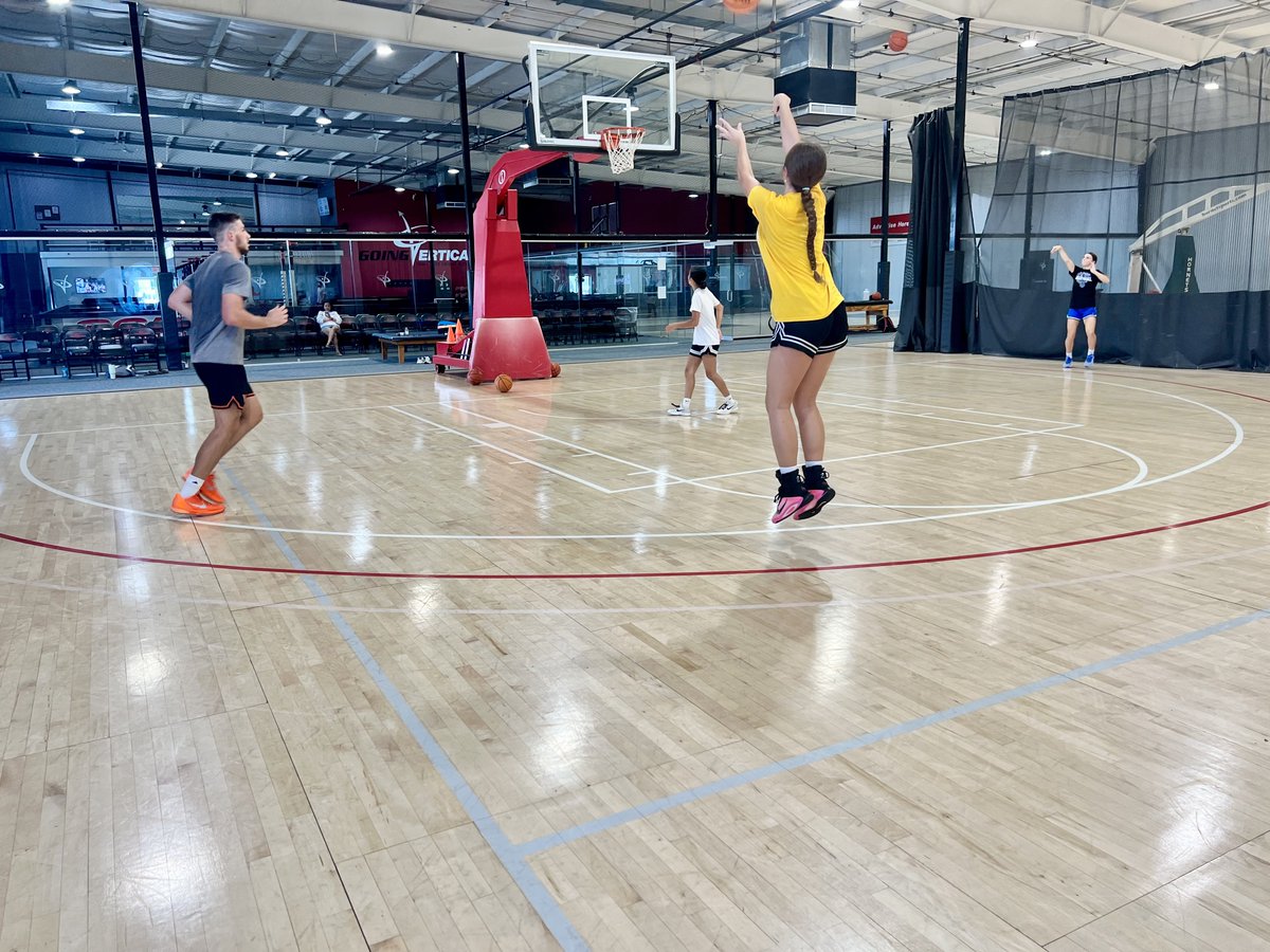 CoachBarnes1's tweet photo. The real competition is the player staring back at you in the mirror.. beat that player every single day. OUTWORK your excuses. 🏀🔥

#NoExcuses #BeBetter #BeGreat https://t.co/RYhJn9zAjm