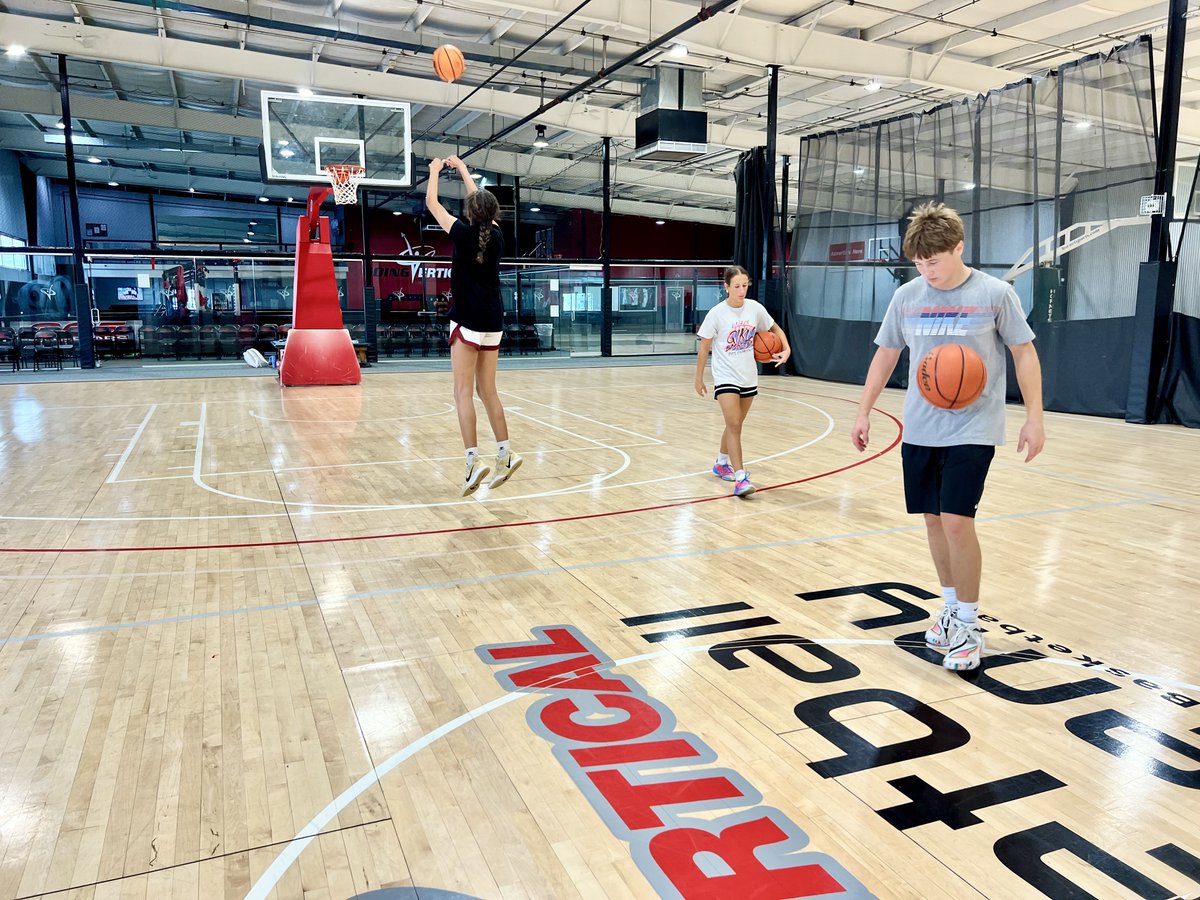 CoachBarnes1's tweet photo. The real competition is the player staring back at you in the mirror.. beat that player every single day. OUTWORK your excuses. 🏀🔥

#NoExcuses #BeBetter #BeGreat https://t.co/RYhJn9zAjm