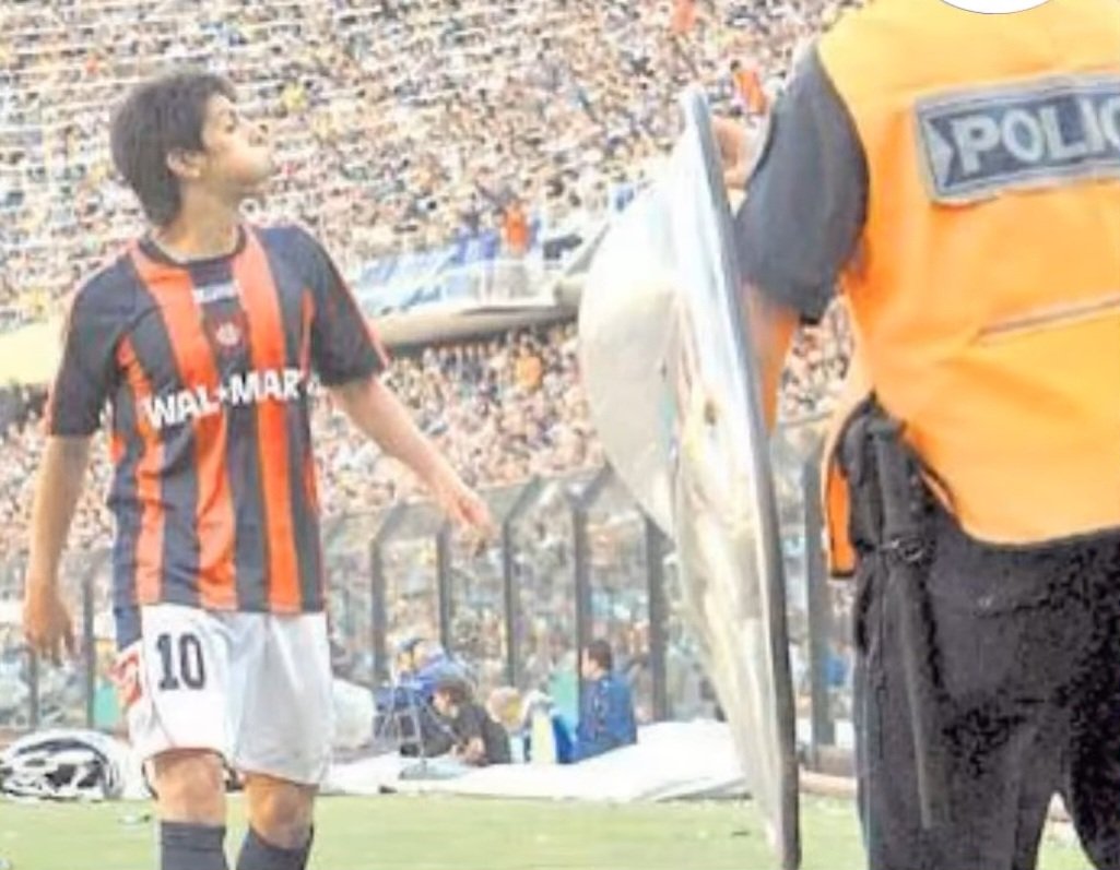 Bauzism0's tweet photo. Quien pudiera tener una foto escupiendo a la 12? Que vaya este hombre todos los dias de la semana y les explique como tienen que jugar el domingo.

Modo Piturro activado. https://t.co/9R00GSn896