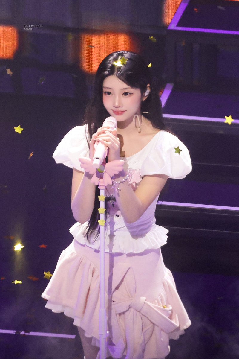 wonheediary's tweet photo. a princess ❤︎₊ ⊹ https://t.co/uGnKJOiC2m