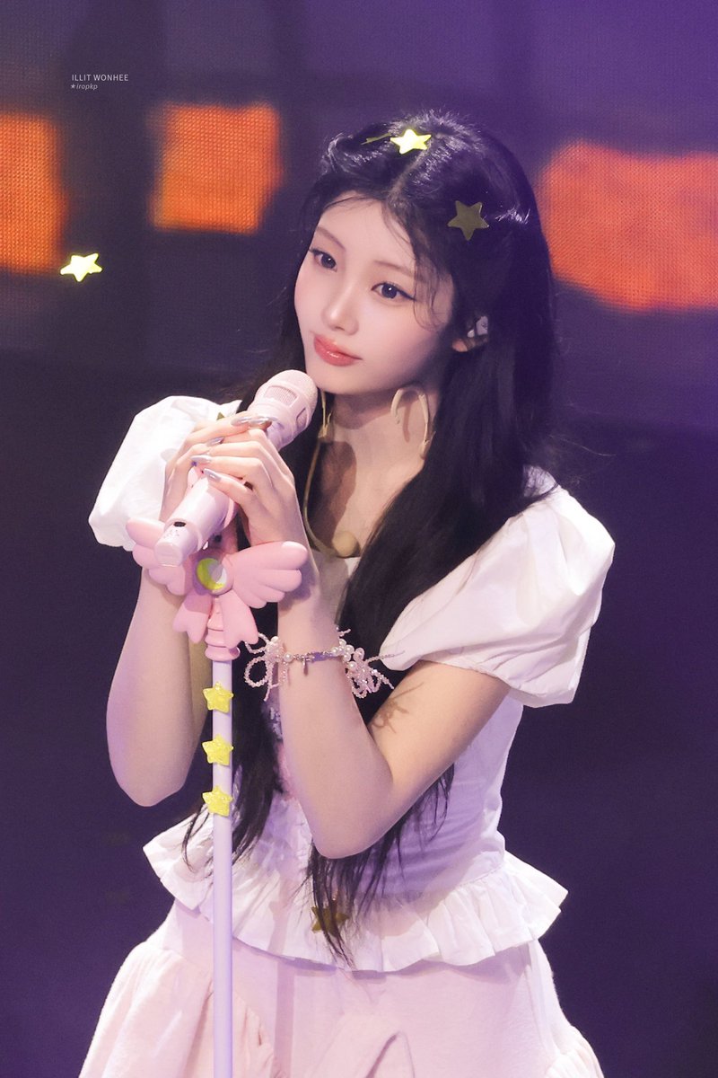 wonheediary's tweet photo. a princess ❤︎₊ ⊹ https://t.co/uGnKJOiC2m