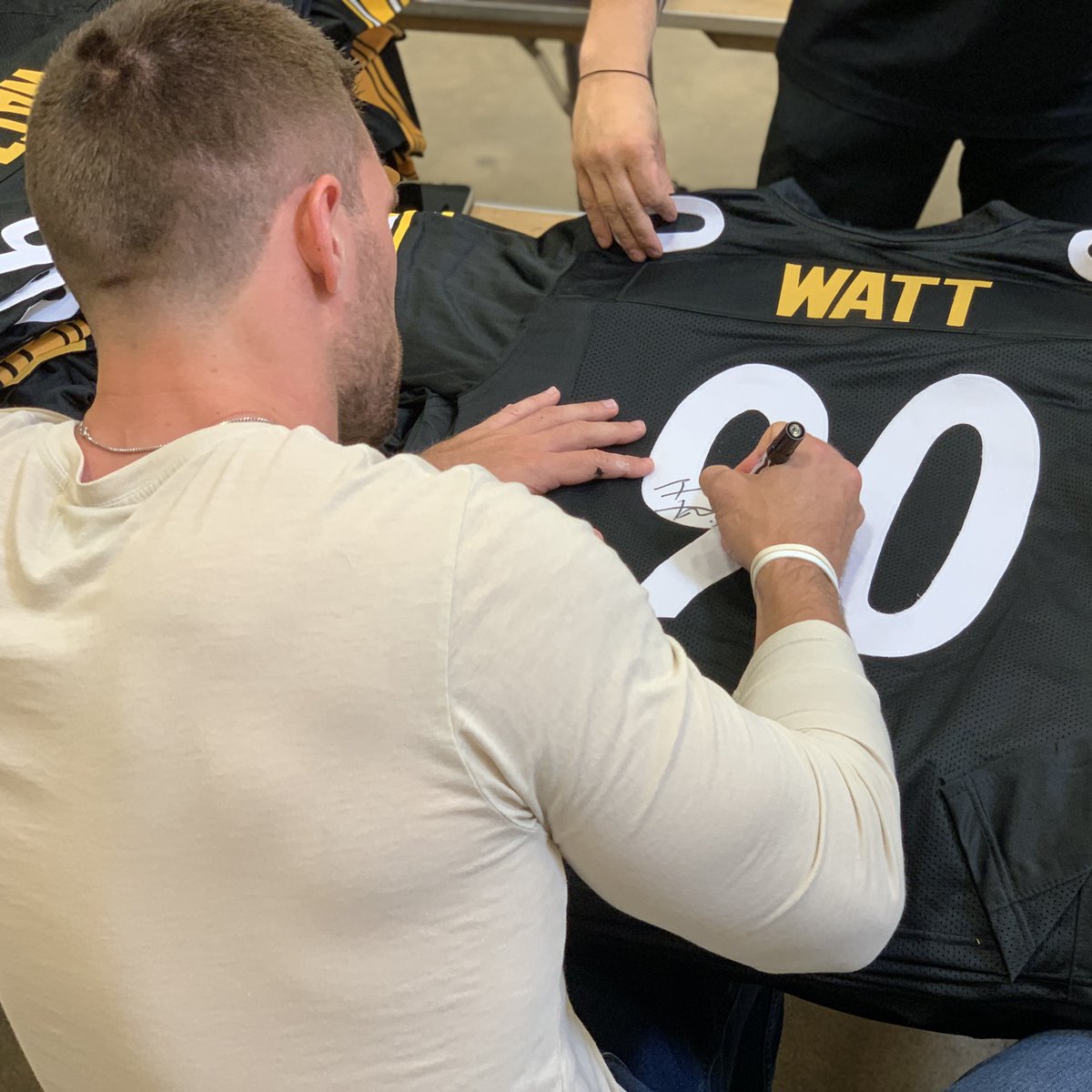 TotalSportsEnt's tweet photo. IT'S VICTORY &amp; MYSTERY MONDAY!

Mystery Autographed Jerseys are in BACK in stock!

ONLY CURRENT STEELERS PLAYERS ARE INCLUDED IN THIS EDITION!

Get yours now: https://t.co/trklxNyVpH https://t.co/26iqP373jU