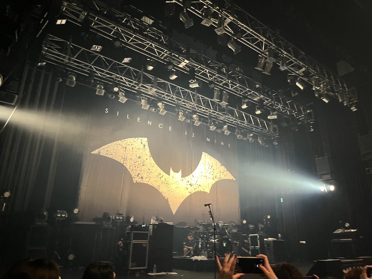 tabesugiyaseruo's tweet photo. お仕事の後、SiM浴びてきた〜！！
花冷え。のユキナさんがサプライズで出てきて嬉しかった～👧🔥

ちゃんと音ちゃんも悪魔になって帰宅👿

#SiM
#SiM7th
#SiMねこ盤
#HOOMANAFTERALL https://t.co/N1pXYgyKCC