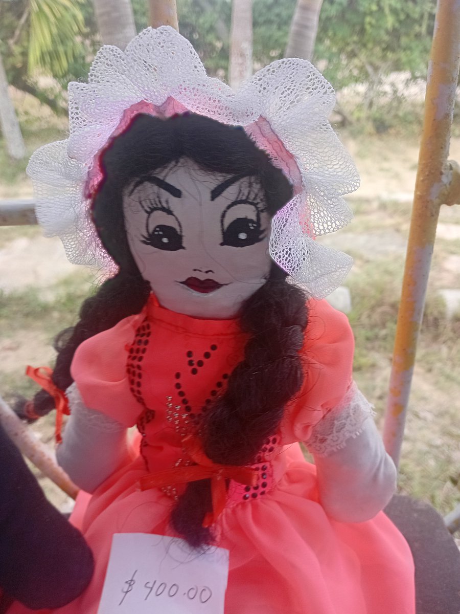 danie15089's tweet photo. Cada miércoles un grupo de mujeres empoderadas se reúne en la Casa de Cultura Diòsmedes Silveira Valdés en el municipio El Salvador #Guantanamo, para hacer volar la imaginación. 
Allí sus manos crean muñecas y otros útiles. 
#ElSalvadorGtamoCrece. 
#Guantanamo. https://t.co/3jM7np7W7u