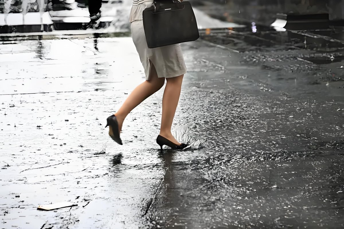 landwg's tweet photo. A stranger handed me a warm hot drink when my jacket got soaked in the rain today—small act that turned my whole tough day around. Grateful for this little spark of kindness. https://t.co/mZ9No81HvG