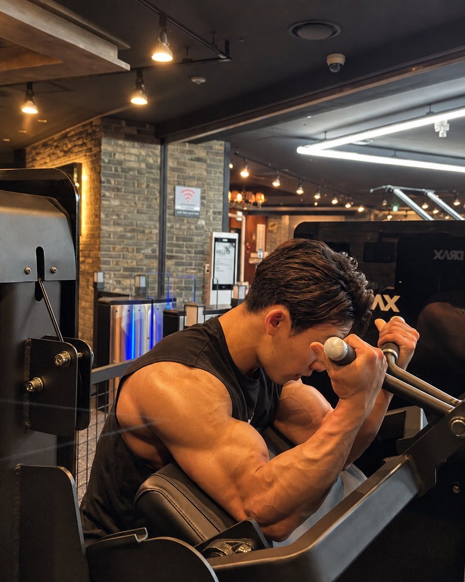 marzzolin's tweet photo. Já puxou ferro hoje mariquinha? Enfia esse teu leg day no cu e vem malhar braço pra ficar grande. https://t.co/aSbNmEXtaX