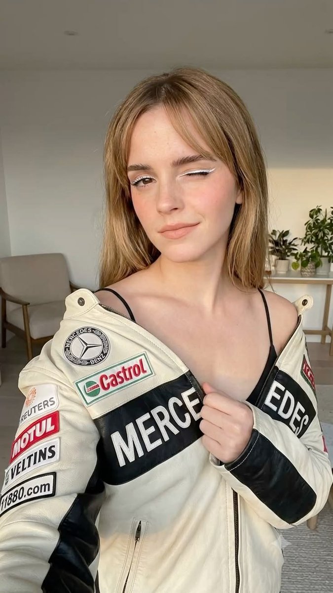 EmmaWatson9b's tweet photo. 😉😂 https://t.co/lHGgch9Fhl