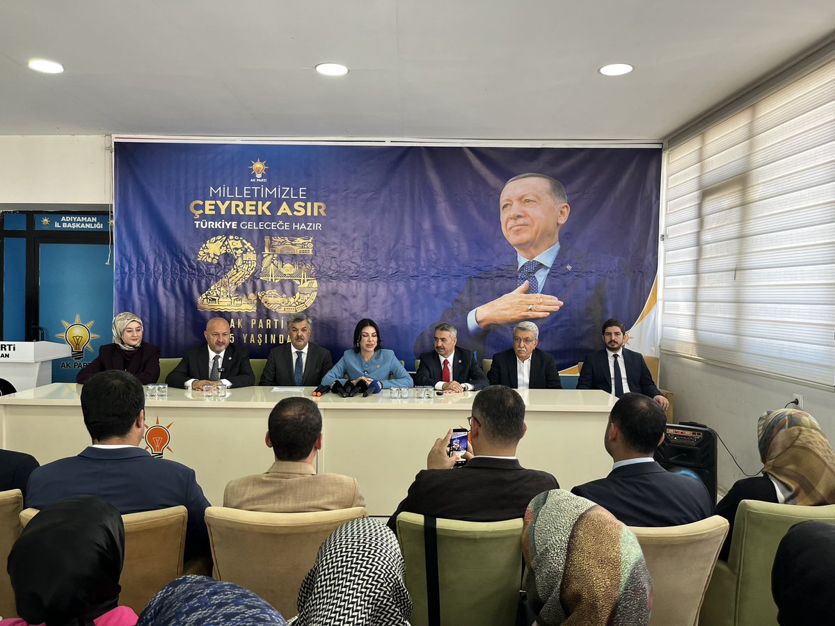 akgencadiyaman's tweet photo. 📍 Adıyaman AK Parti İl Başkanlığı

Türkiye Yüzyılı Buluşmaları kapsamında, Genel Başkan Yardımcımız ve Çevre ve Şehircilik Politikaları Başkanımız Sayın Nilhan Ayan Hanımefendiyi il başkanlığımızda ağırlıyoruz.

Milletvekillerimiz, İl Başkanımız, İl Gençlik Kolları Başkanımız Sayın Av. Hasan Ünsal, teşkilat başkanlarımız ve kıymetli dava arkadaşlarımızın katılımlarıyla gerçekleştirdiğimiz toplantımızda; AK Parti’mizin milletimizle bütünleşen dava anlayışını, teşkilat disiplinini ve sahaya yansıyan hizmet siyasetini istişare ettik.

Adıyaman teşkilatlarımızın kararlılığını, dirayetini ve güçlü dava bilincini bir kez daha ortaya koyduğumuz toplantımızın hayırlara vesile olmasını diliyoruz.

Türkiye Yüzyılı için daima varız, daima buradayız, daima hazırız! 🇹🇷
@AyanNilhan @resulkurt34 @avekremcadir @avhasanunsal 
#TürkiyeYüzyılı #AKParti #AKGençlik #AKGençAdıyaman #Adıyaman