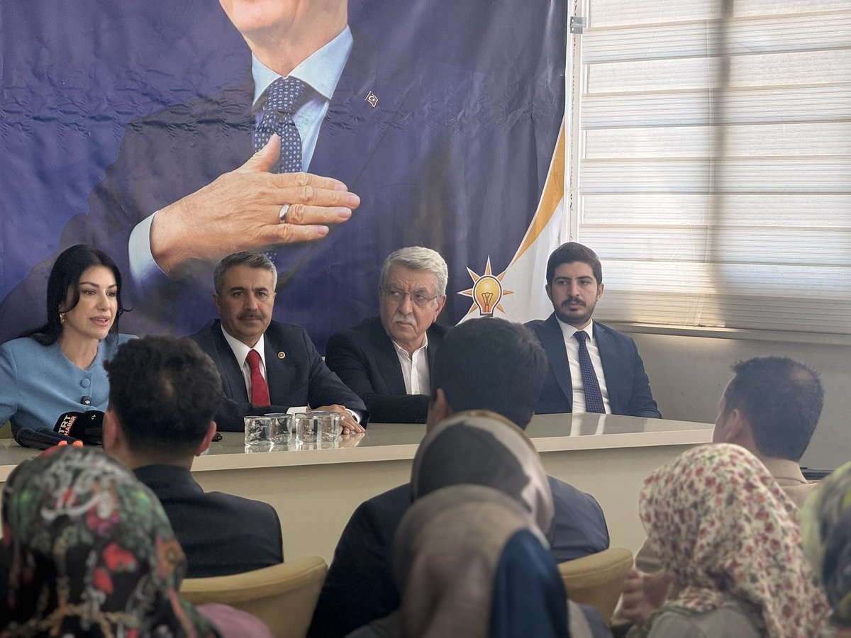 akgencadiyaman's tweet photo. 📍 Adıyaman AK Parti İl Başkanlığı

Türkiye Yüzyılı Buluşmaları kapsamında, Genel Başkan Yardımcımız ve Çevre ve Şehircilik Politikaları Başkanımız Sayın Nilhan Ayan Hanımefendiyi il başkanlığımızda ağırlıyoruz.

Milletvekillerimiz, İl Başkanımız, İl Gençlik Kolları Başkanımız Sayın Av. Hasan Ünsal, teşkilat başkanlarımız ve kıymetli dava arkadaşlarımızın katılımlarıyla gerçekleştirdiğimiz toplantımızda; AK Parti’mizin milletimizle bütünleşen dava anlayışını, teşkilat disiplinini ve sahaya yansıyan hizmet siyasetini istişare ettik.

Adıyaman teşkilatlarımızın kararlılığını, dirayetini ve güçlü dava bilincini bir kez daha ortaya koyduğumuz toplantımızın hayırlara vesile olmasını diliyoruz.

Türkiye Yüzyılı için daima varız, daima buradayız, daima hazırız! 🇹🇷
@AyanNilhan @resulkurt34 @avekremcadir @avhasanunsal 
#TürkiyeYüzyılı #AKParti #AKGençlik #AKGençAdıyaman #Adıyaman