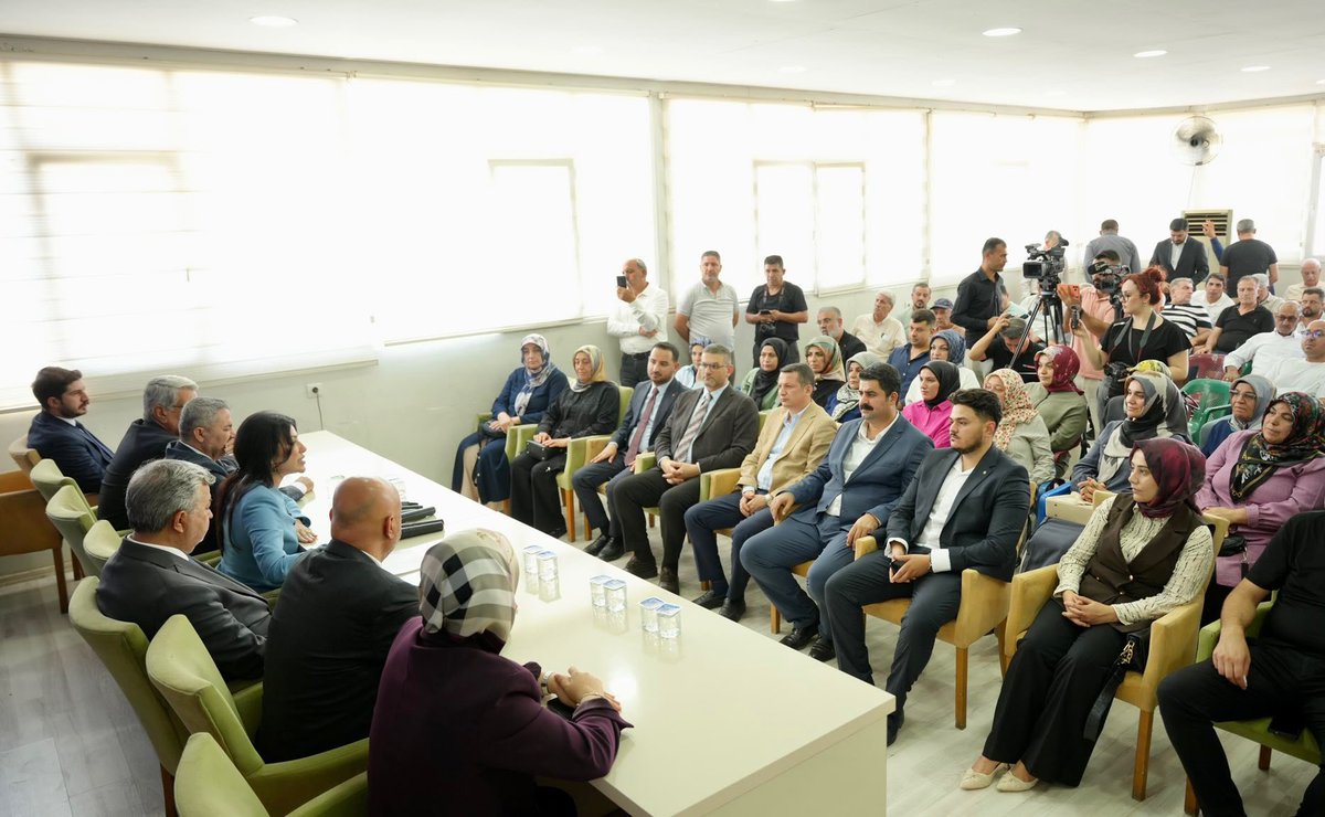akgencadiyaman's tweet photo. 📍 Adıyaman AK Parti İl Başkanlığı

Türkiye Yüzyılı Buluşmaları kapsamında, Genel Başkan Yardımcımız ve Çevre ve Şehircilik Politikaları Başkanımız Sayın Nilhan Ayan Hanımefendiyi il başkanlığımızda ağırlıyoruz.

Milletvekillerimiz, İl Başkanımız, İl Gençlik Kolları Başkanımız Sayın Av. Hasan Ünsal, teşkilat başkanlarımız ve kıymetli dava arkadaşlarımızın katılımlarıyla gerçekleştirdiğimiz toplantımızda; AK Parti’mizin milletimizle bütünleşen dava anlayışını, teşkilat disiplinini ve sahaya yansıyan hizmet siyasetini istişare ettik.

Adıyaman teşkilatlarımızın kararlılığını, dirayetini ve güçlü dava bilincini bir kez daha ortaya koyduğumuz toplantımızın hayırlara vesile olmasını diliyoruz.

Türkiye Yüzyılı için daima varız, daima buradayız, daima hazırız! 🇹🇷
@AyanNilhan @resulkurt34 @avekremcadir @avhasanunsal 
#TürkiyeYüzyılı #AKParti #AKGençlik #AKGençAdıyaman #Adıyaman