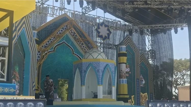 tari_rumi's tweet photo. Adu cermat dan ketepatan wawasan keislaman selalu bikin heboh panggung! Cabang Musabaqoh yang satu ini memang selalu berhasil menguras emosi penonton. 💡🧠
#MTQcabangTilawah #MTQcabangFahmilQuran #MTQcabangSyarhilQuran #MTQcabangTahfizhTafsir #KaligrafiDanKaryaTulisIlmiah https://t.co/IEDEqrsCsa