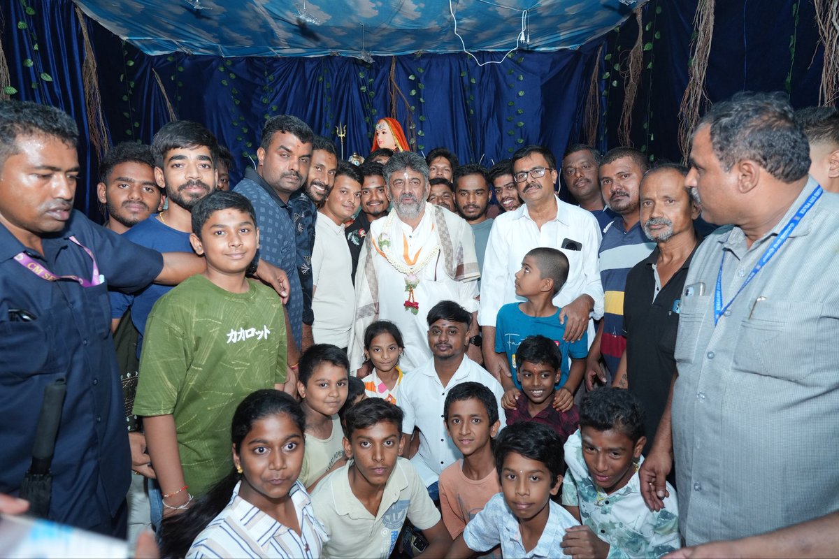 DKShivakumar's tweet photo. ಅಗಜಾನನ ಪದ್ಮಾರ್ಕಂ ಗಜಾನನ ಮಹಾರ್ನಿಶಂ
ಅನೇಕದಂತಂ ಭಕ್ತಾನಾಂ ಏಕದಂತಂ ಉಪಾಸ್ಮಹೆಯ್ 

ಕನಕಪುರ ಕ್ಷೇತ್ರದ ವಿವಿಧ ಗ್ರಾಮಗಳಲ್ಲಿ ಪ್ರತಿಷ್ಠಾಪಿಸಿದ್ದ ಶ್ರೀ ಗಣೇಶನ ದರ್ಶನ ಪಡೆದು, ವಿಶೇಷ ಪೂಜೆ ಸಲ್ಲಿಸಿ ನಾಡಿನ ಒಳಿತಿಗಾಗಿ ಪ್ರಾರ್ಥಿಸಿದೆ. 

ನಾಡಿನ ಜನರ ಬದುಕಿನಲ್ಲಿರುವ ಎಲ್ಲಾ ವಿಘ್ನಗಳನ್ನು ದೂರವಾಗಲಿ, ಪ್ರತಿಯೊಂದು ಕುಟುಂಬಕ್ಕೂ ಸುಖ, ಶಾಂತಿ, ಸಂತಸ ಹಾಗೂ ಸಮೃದ್ಧಿಯನ್ನು ಕರುಣಿಸಲಿ. ನಮ್ಮ ನಾಡು ಇನ್ನಷ್ಟು ಸಮೃದ್ಧಿ ಪಥದಲ್ಲಿ ಮುನ್ನಡೆಯಲಿ. ಪ್ರಥಮ ಪೂಜಿತ ಗಣಪತಿಯ ಕೃಪೆಯು ಪ್ರತಿಯೊಬ್ಬರ ಮೇಲಿರಲಿ ಎಂದು ಅಪೇಕ್ಷಿಸುತ್ತೇನೆ.