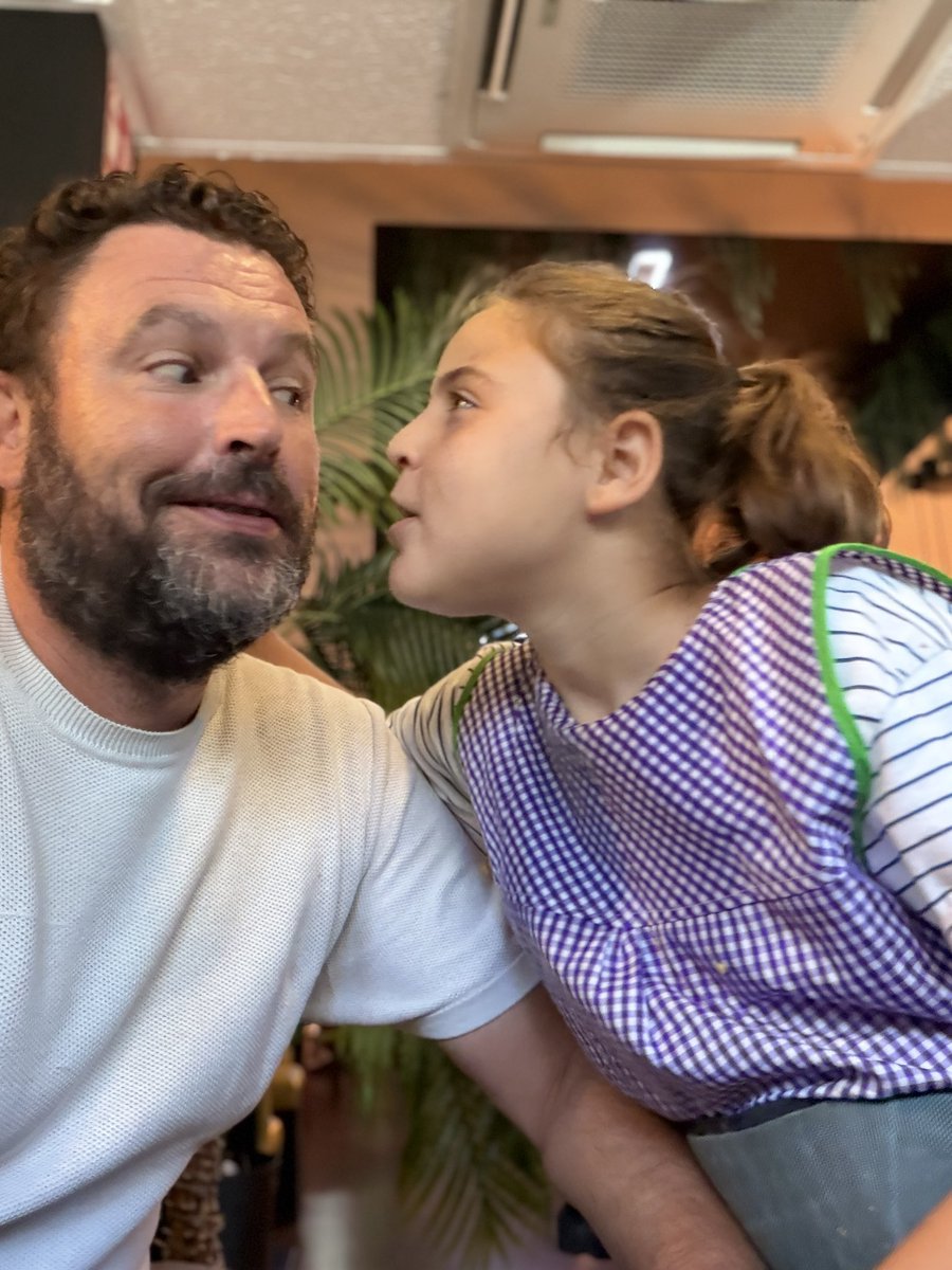 JRunningteam's tweet photo. Tres días de vacaciones que me quedan. Y van a ser tres días intensos. Hoy, el primero de ellos, tocaba acudir al IMAS (instituto murciano de acción social) para renovar la discapacidad de Julia (bueno, el título, que la discapacidad es evidente).
A pesar de que reconozco que el IMAS como institución es poco ágil, tengo que decir que el trato de las tres profesionales (trabajadora social, psicóloga y médica) ha sido exquisito. Las cosas malas se dicen, pero las buenas también. Así que me gustaría que alguien felicitara al equipo de la oficina de Cartagena hoy, desde la guardia de seguridad a la médica. 
Y como resulta que ha sacado un 10 en el examen de la discapacidad pues nos hemos ido los dos a celebrarlo comiendo fuera. Podemos seguir viviendo de paguitas. Nos estamos haciendo ricos gracias a estos subsidios que nos dan, entre lo que nos desgravamos, la prestación por hijo a cargo, la dependencia…uff, tenemos la cuenta del banco a reventar. 
Ah, espera…que esto va para pagar los más de 700€/mes de terapias contrastadas (que como tiene más de 6 años no se cubren). Ah, y los más de 30€/mes del tratamiento laxante. Ojo, y los sistemas de retención del coche (unos 700€). Espera, espera, y la psiquiatra privada porque no sé porqué ya no nos llaman desde salud mental infantojuvenil desde hace dos años…
¿Y sabéis qué?que aunque el saldo fuera positivo, podría deciros que pagaría todo mi sueldo con tal de que Julia no fuera dependiente, con tal de que su discapacidad no fuera tan grave. Renunciaría a todo, incluso a mi vida misma, para que ella fuese la que, en un futuro, empujara mi silla. 

¿Y tú, qué piensas de las ayudas a las personas con discapacidad?te leo en los comentarios 👇🏻👇🏻👇🏻

#jjrunningteam #discapacidad #runningdaughter #runningmates #noexclusion

@Tarjenova  @paposmen fabysam @clinicadentalaznarmolina @_labienpaga_ @lasendadeljabali @elaperitivo.oficial @xplorajavierrivero  @repsol