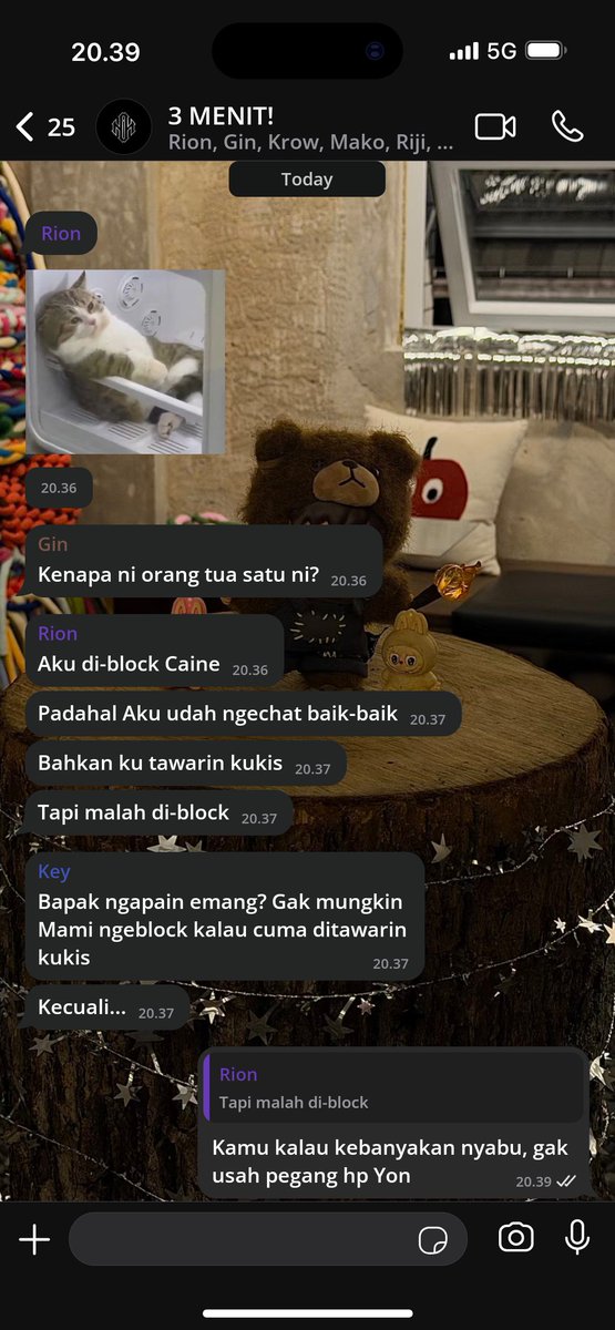 merahcn's tweet photo. [🍪] 15
          Niatnya laporan ke Caine kalau admin sosmed CoCaine nawarin ngirim pakai heli ke kantor polisi, tapi kok akhirnya malah gini? https://t.co/TcnB9nTvKX