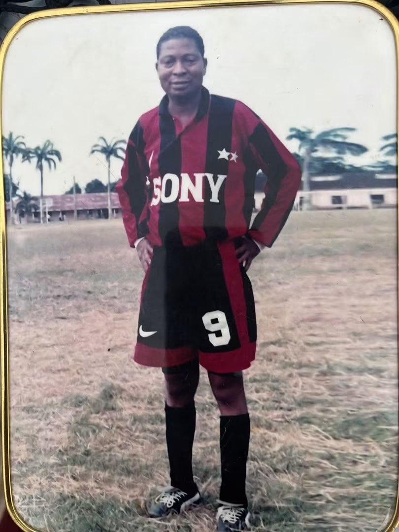 Sneakernyame's tweet photo. Can you identify this man? https://t.co/ksTIzhowg6