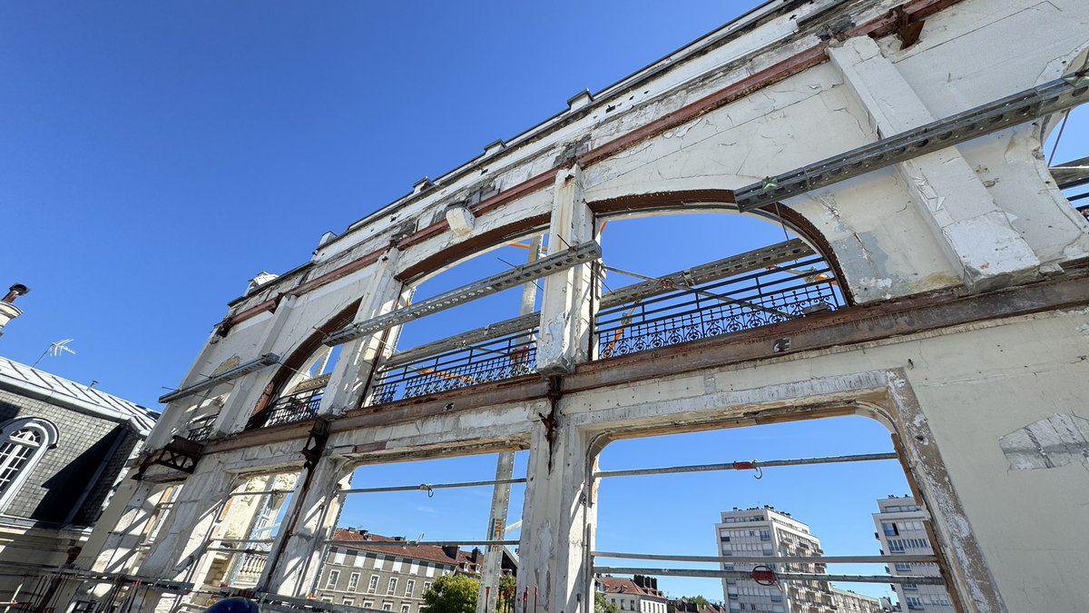 edaycard's tweet photo. Visite du chantier des galeries Lafayette de @Ville_Pau . Un site emblématique du centre-ville dont la façade classée a été conservée. Bientôt sur @F3pau @F3Aquitaine #bearn https://t.co/y3Mdi9v3KX