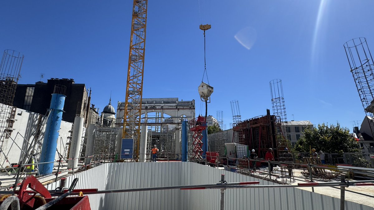 edaycard's tweet photo. Visite du chantier des galeries Lafayette de @Ville_Pau . Un site emblématique du centre-ville dont la façade classée a été conservée. Bientôt sur @F3pau @F3Aquitaine #bearn https://t.co/y3Mdi9v3KX