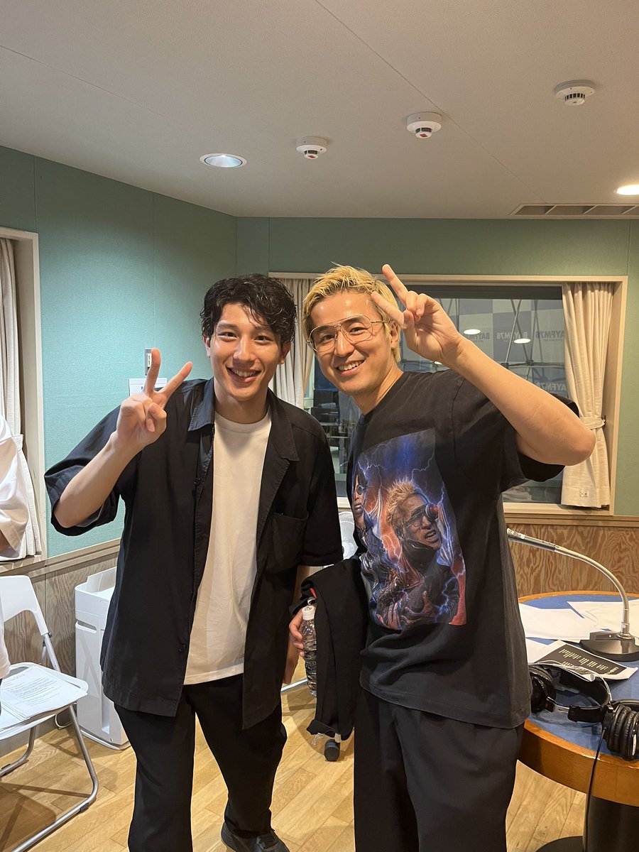 MHRJ_official's tweet photo. ハガキ職人の、別れ際、ちょっとムキになる が、放送作家になってた！
びっくり！リスナーとして聴いてたから会えて感動。けどカッコ良すぎ。想像では暗い部屋で小さな豆電球の光を頼りに世間を呪いながらメール送ってると思ったのにすごい爽やか。
でもよく考えたら元々のRNの世界観が小説から抜き出したようなセンスだからなんか納得。勝手にステレオタイプを作り上げていた自分の脳を殴ります。べちゃ