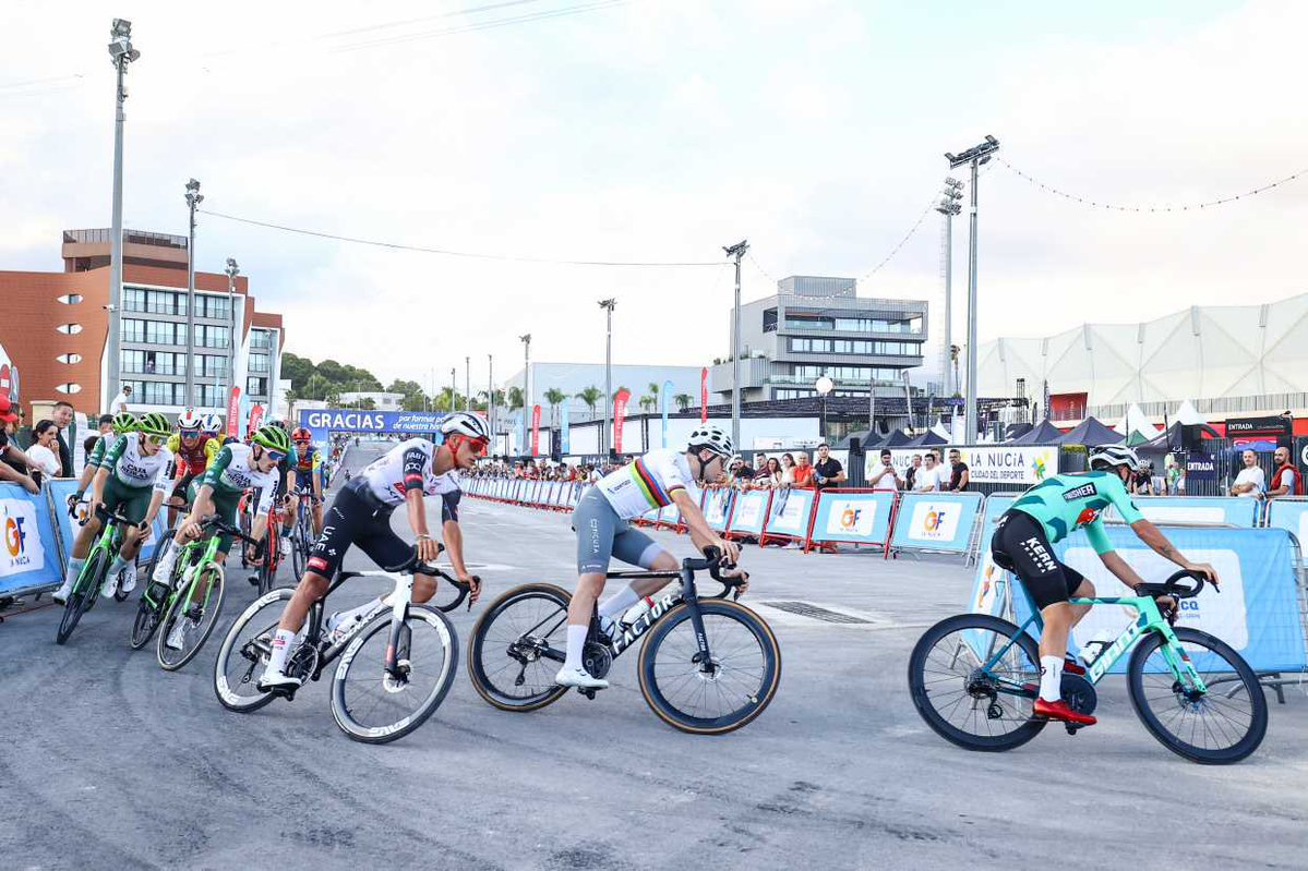 BernabeCanoES's tweet photo. 🏆🚴‍♂️Enric Mas, ganador de @lavuelta correrá el Criterium y Gran Fondo La Nucía🔝🔝

📆17 y 18 de octubre. 

🔥Ciclistas profesionales, cicloturistas de todo el mundo y jóvenes promesas pedalearán junto al campeonísimo @EnricMasNicolau en @LaNuciaES

➕ℹ️👉🏻 https://t.co/KjXASKE4W0 https://t.co/VONPRdAME8
