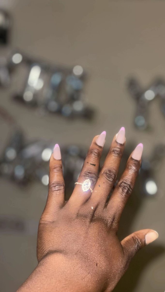 Mhodope's tweet photo. O.m.G guys

He purposed to me just now🫢🥹🥳 https://t.co/ciM9NI3Odc