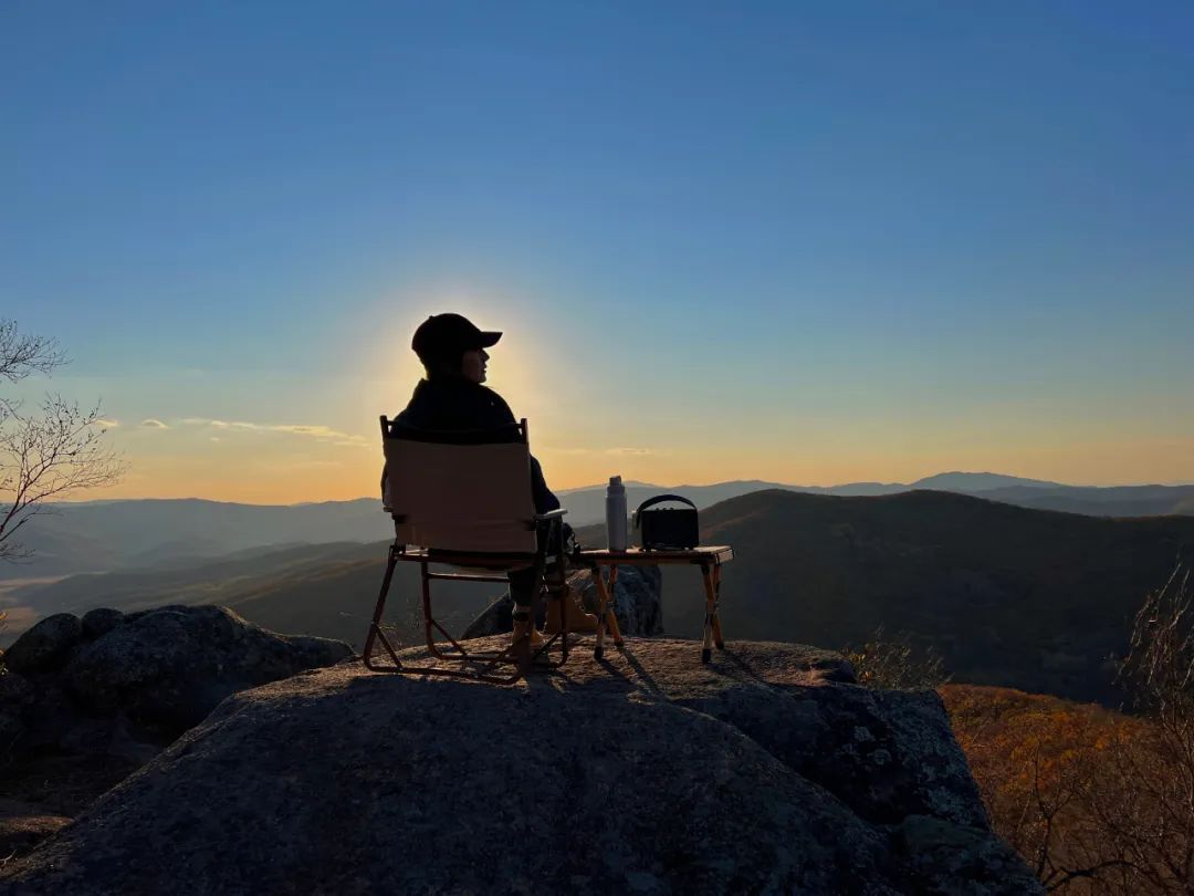 Schnott's tweet photo. Sipped warm coffee while watching the golden sunset paint the mountain peaks today—this little quiet moment made the whole trip worth it.， https://t.co/IHHCrRc8ph