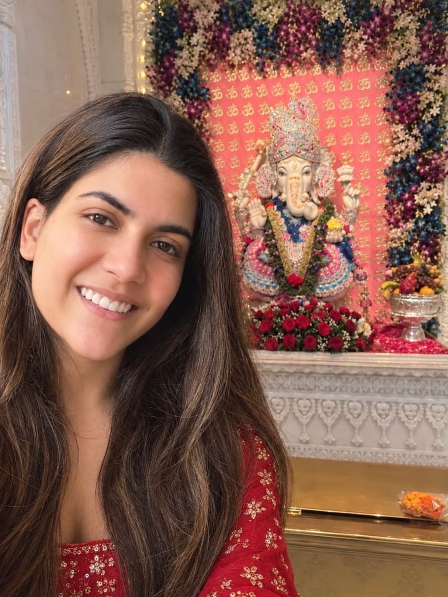 AnanyaBirlaX's tweet photo. Happy Ganesh Chaturthi 🙏 https://t.co/nGtzkUyaWW