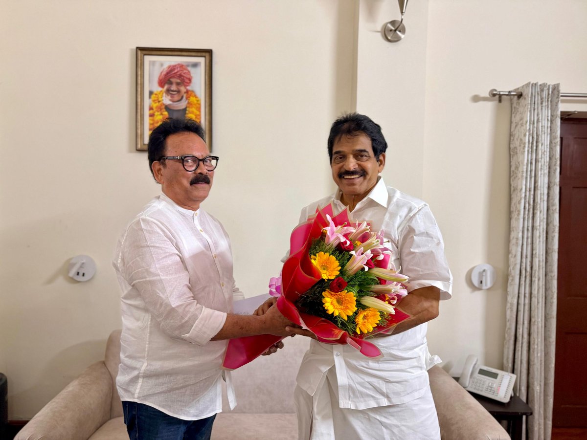 sukhdeobhagat's tweet photo. आज दिल्ली में कांग्रेस के संगठन महासचिव आदरणीय श्री @kcvenugopalmp जी से आत्मीय मुलाक़ात कर संगठन मजबूती को लेकर मार्गदर्शन एवं आशीर्वाद प्राप्त किया। 

उनका मार्गदर्शन नई ऊर्जा , नई दिशा और संकल्प के साथ संगठन को जमीनी स्तर पर मजबूत करने की प्रेरणा देता है

@kharge @RahulGandhi
@priyankagandhi @bhupeshbaghel @DeepakBaijINC @TS_SinghDeo
@DrCharandas @INCChhattisgarh @INCJharkhand_